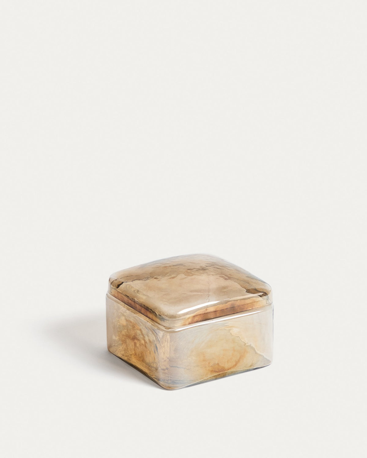 Dekorative Box Aveli aus Glas in irisierendem Beige, quadratische Form, handgefertigt, Grösse 14 x 14 x 10 cm, von Kave Home.
