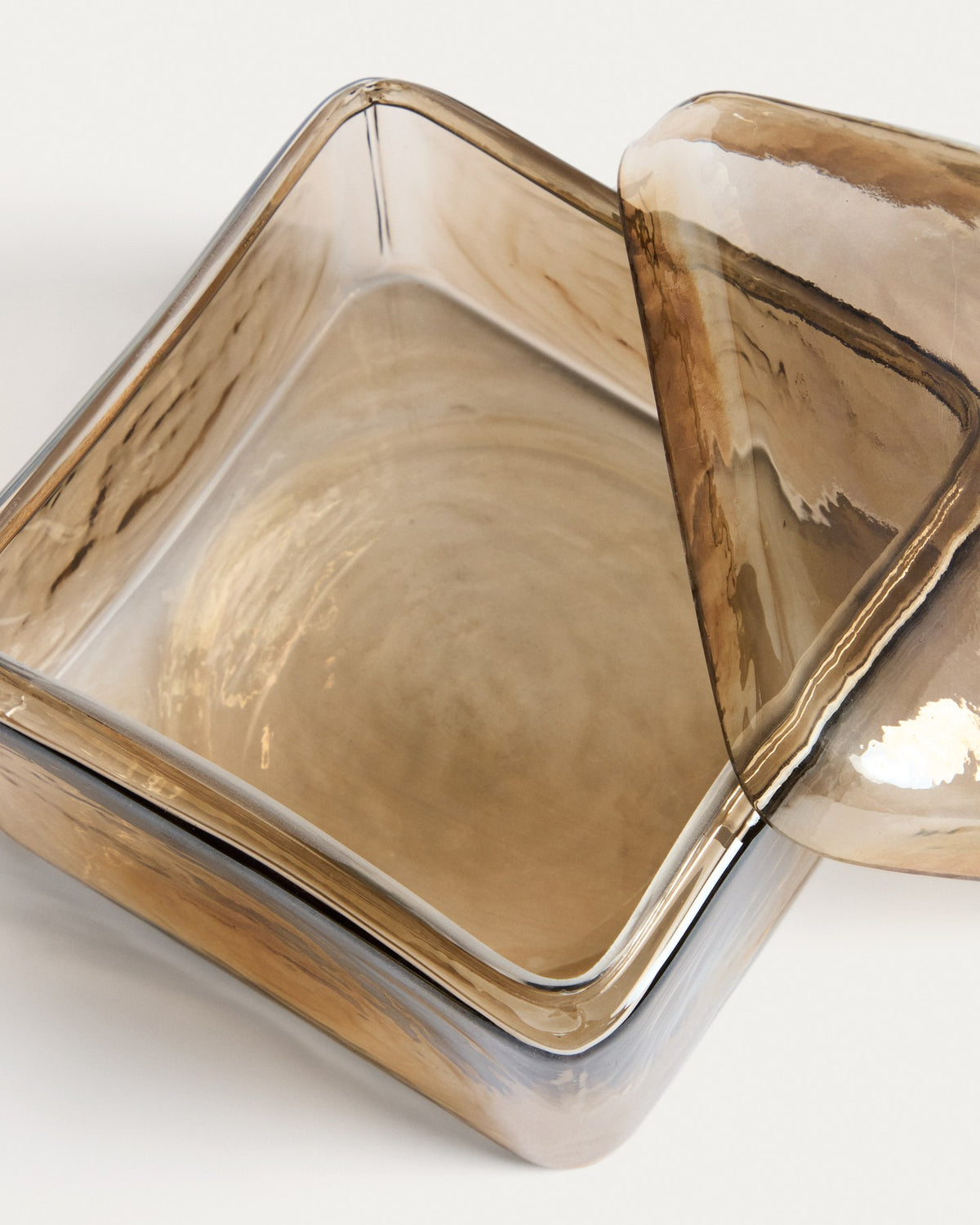 Dekorative Box Aveli aus Glas in irisierendem Beige, quadratische Form, handgefertigt, Grösse 14 x 14 x 10 cm, von Kave Home.