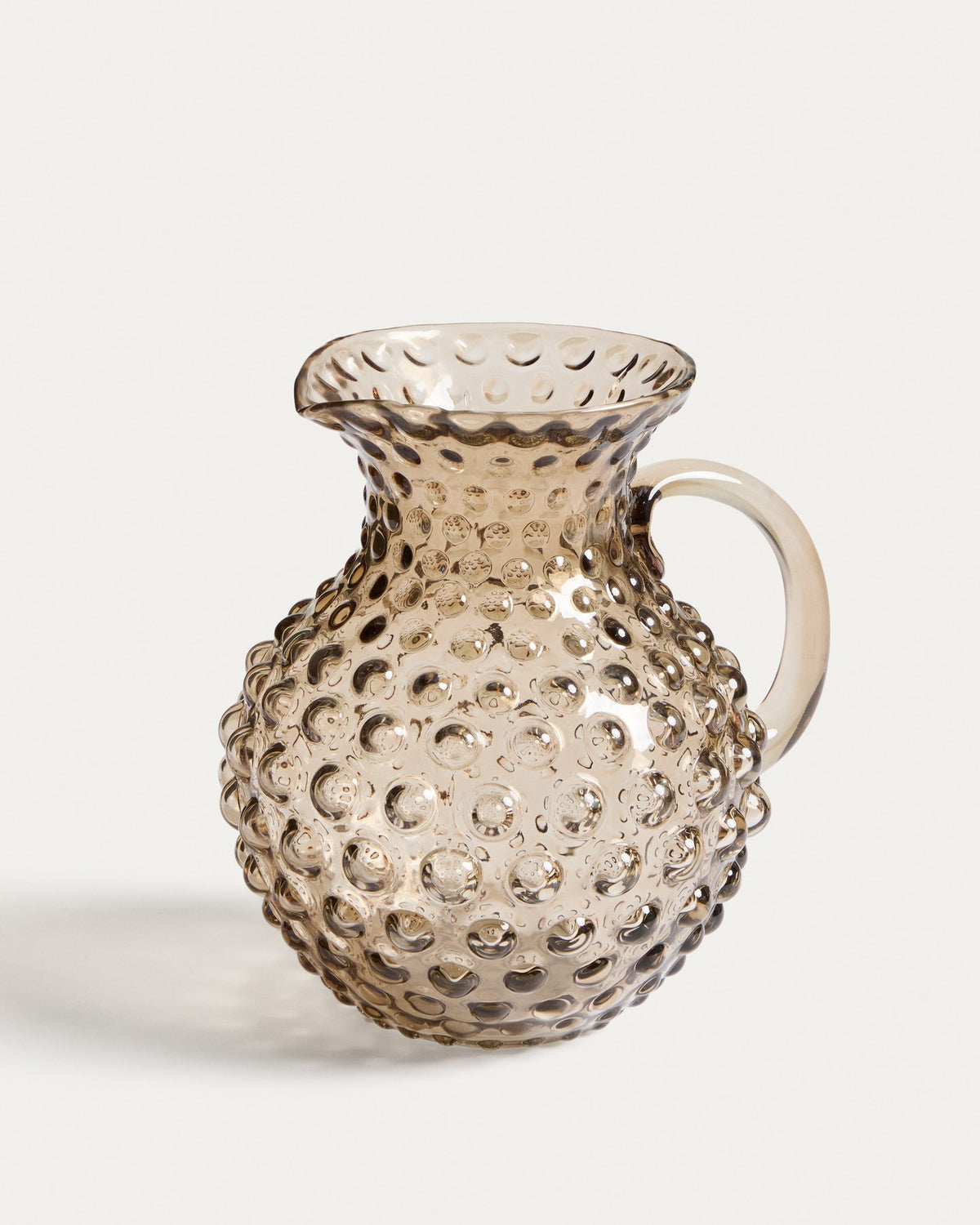 Hellbrauner Glaskrug mit rundem Kugelrelief auf der Oberfläche, Fassungsvermögen 2,6 Liter, handgefertigt aus Glas.