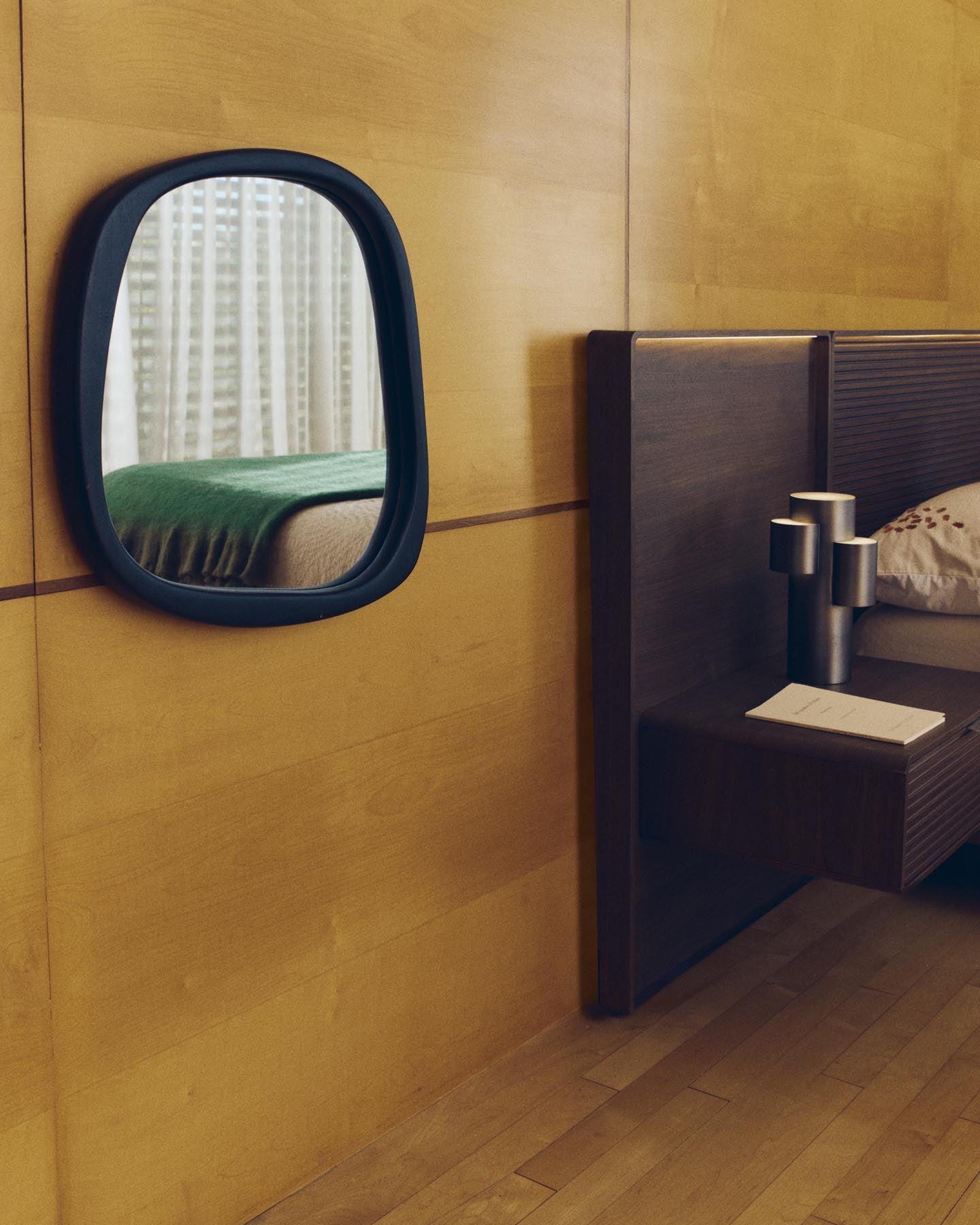 Spiegel Alura aus Teakholz schwarz 45,5 x 47 cm FSC 100 % in Schwarz präsentiert im Onlineshop von KAQTU Design AG. Spiegel ist von Kave Home