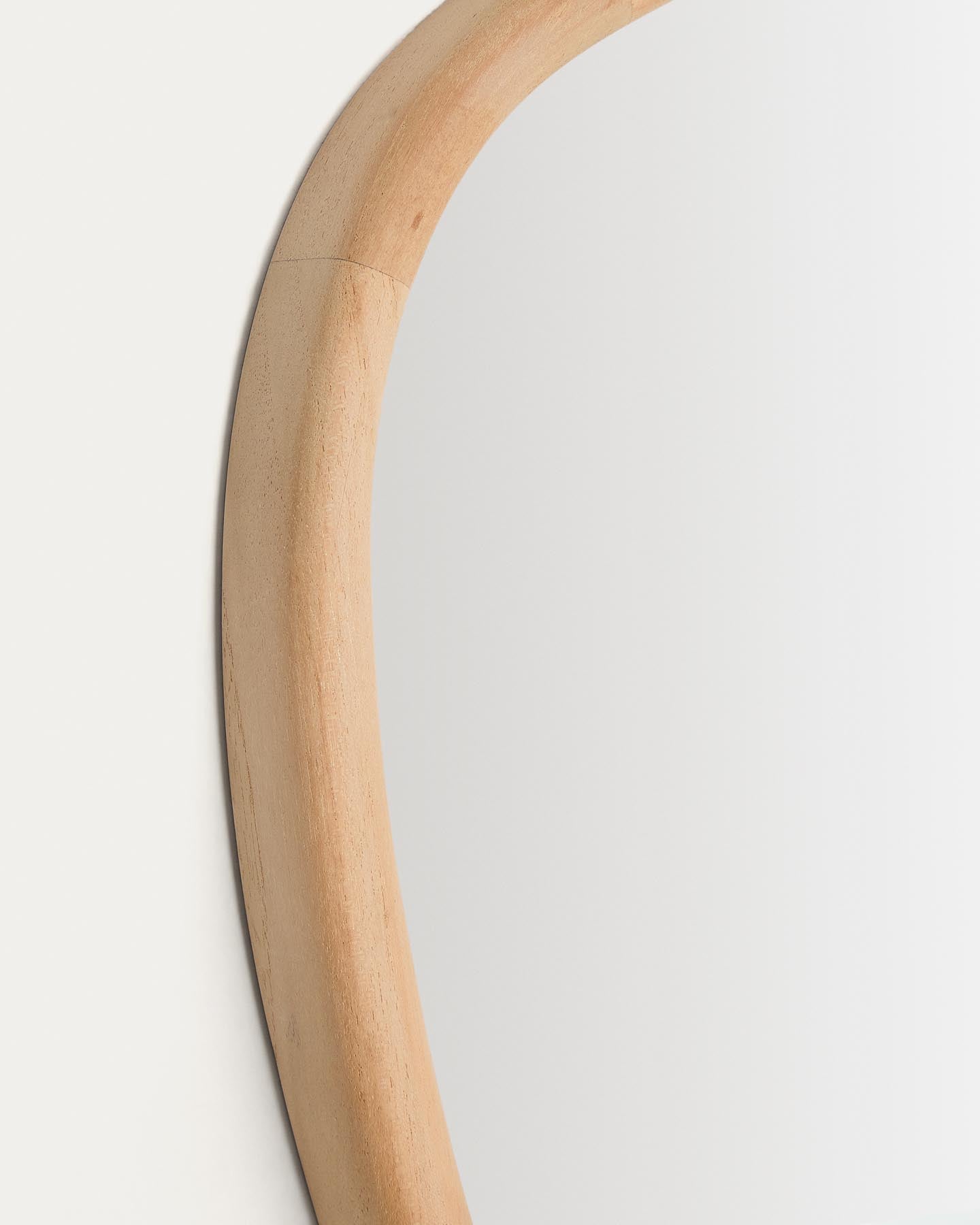 Spiegel Alura aus Teakholz 45,5 x 47 cm FSC 100 % in Braun präsentiert im Onlineshop von KAQTU Design AG. Spiegel ist von Kave Home