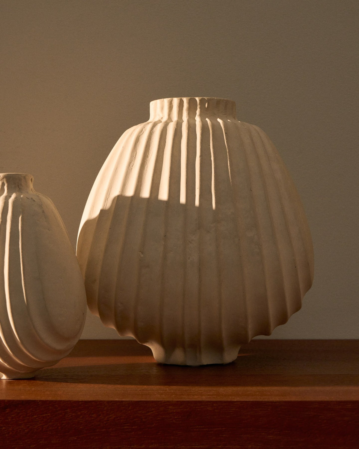 Runde Pappmaché-Vase in Ecru mit reliefartigen Linien auf der Oberfläche, handgefertigt, Höhe 28 cm, von Kave Home.