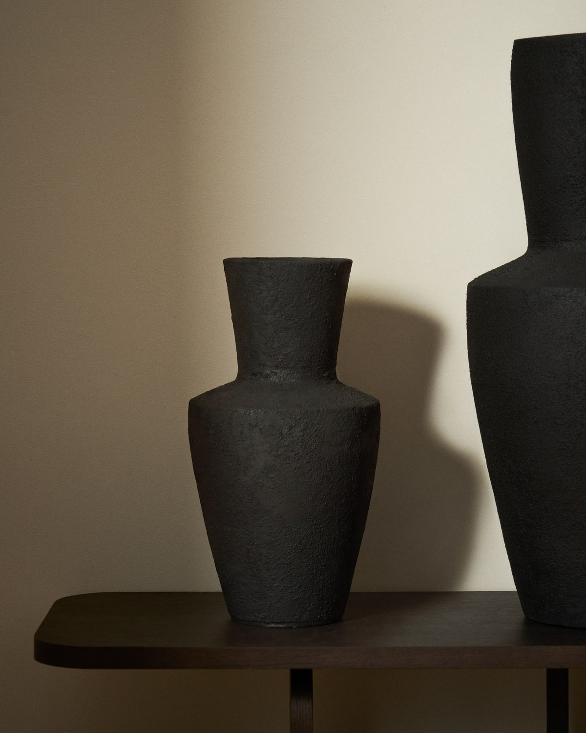 Schwarze Vase Nerun aus Terrakotta, 46 cm hoch, mit skulpturaler Form und Öffnungsdurchmesser von 15 cm, freigestellt fotografiert.