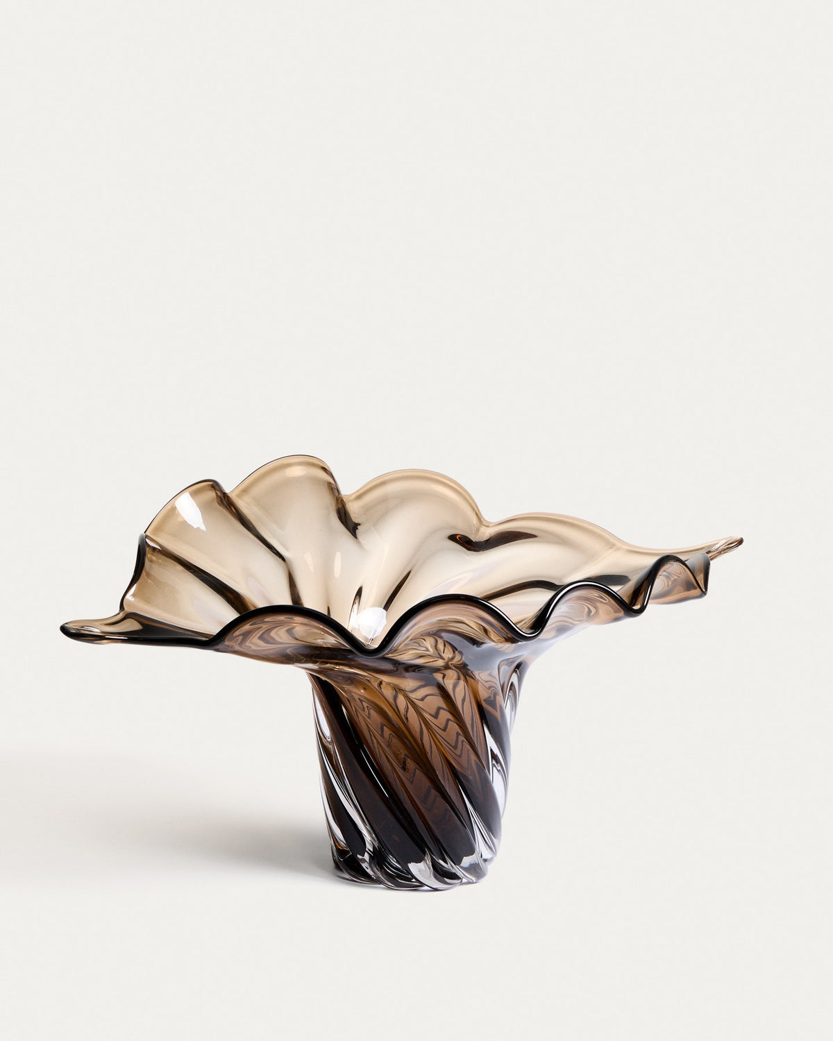 Tafelaufsatz Lurea aus dunkelbraunem, getöntem Glas mit geschwungener, wellenförmiger Silhouette, handgefertigt, Öffnung rund 31 cm.