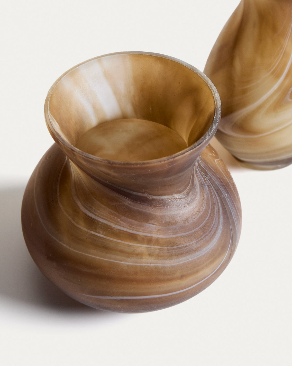 Drei Glasvasen aus dem Set Nerola in Braun- und Beigetönen, unterschiedliche Grössen und geschwungene Formen, handgefertigt mit Maserungseffekt.