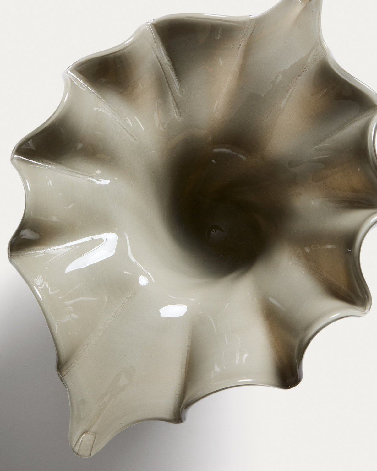 Hellgrüne Glasschale Lurea mit geschwungener, wellenförmiger Form, Öffnung ca. 26 cm Durchmesser, handgefertigt aus Glas.