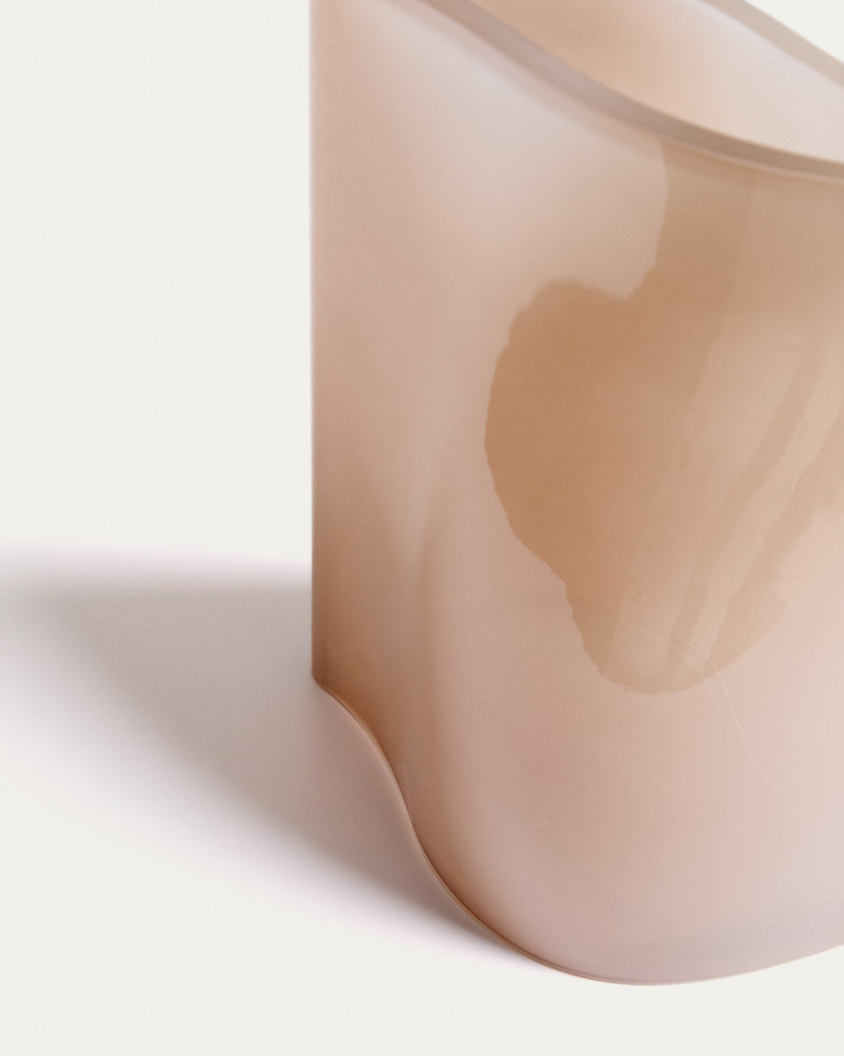 Blassrosa Glas-Vase Ardeni von Kave Home mit klarer, schlichter Form, durchgefärbtem Glas und einer Höhe von 22 cm, fotografiert freistehend.
