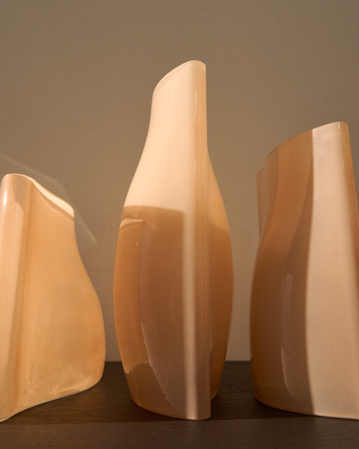 Blassrosa Glas-Vase Ardeni von Kave Home, 28 cm hoch, schlanke Form aus durchgefärbtem Glas mit schmaler Öffnung, freistehend fotografiert.