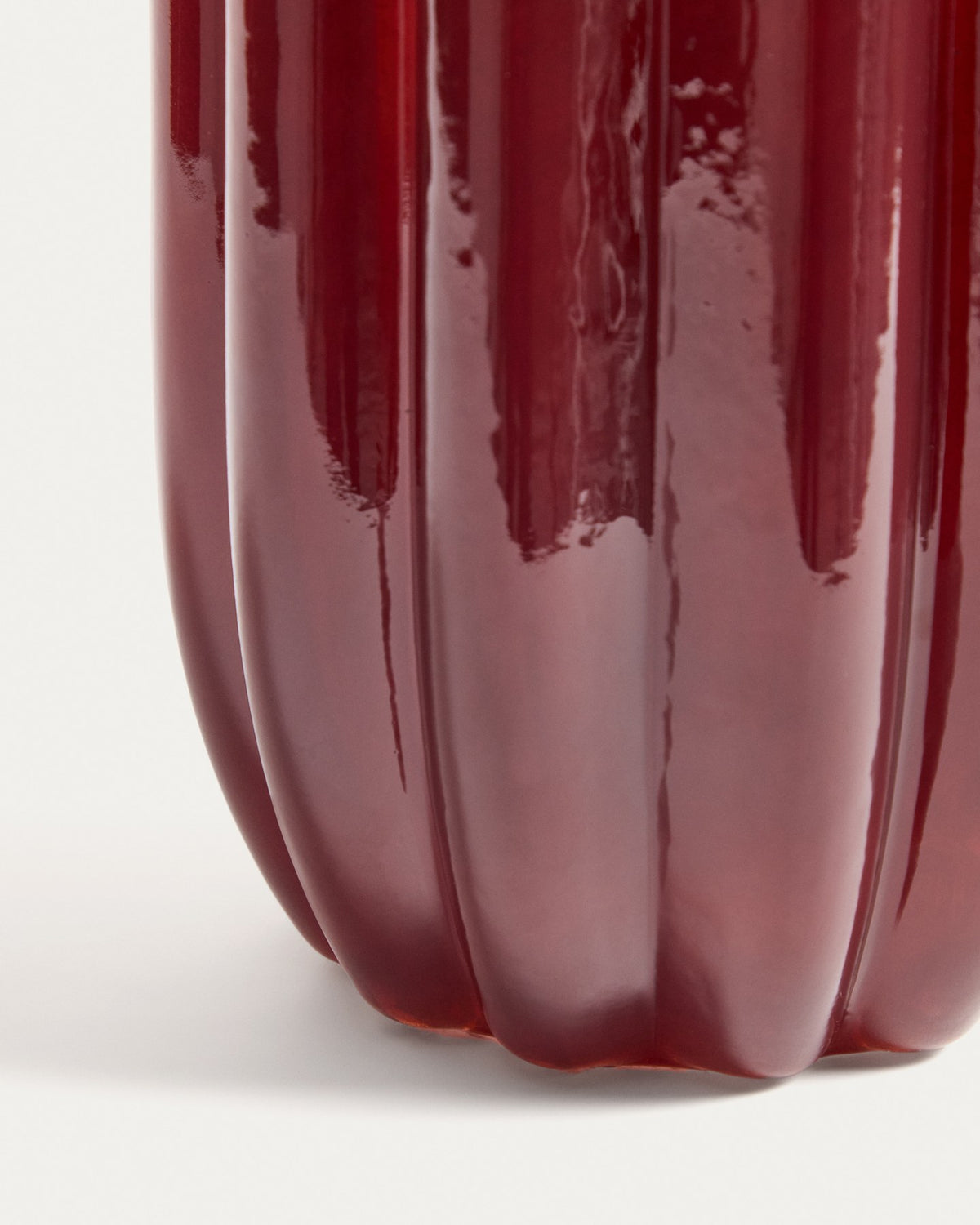 Burgunderrote Glas-Vase Cerin von Kave Home mit vertikalem Relief, organischer Form, Höhe 20 cm, Öffnungsdurchmesser 17 cm.