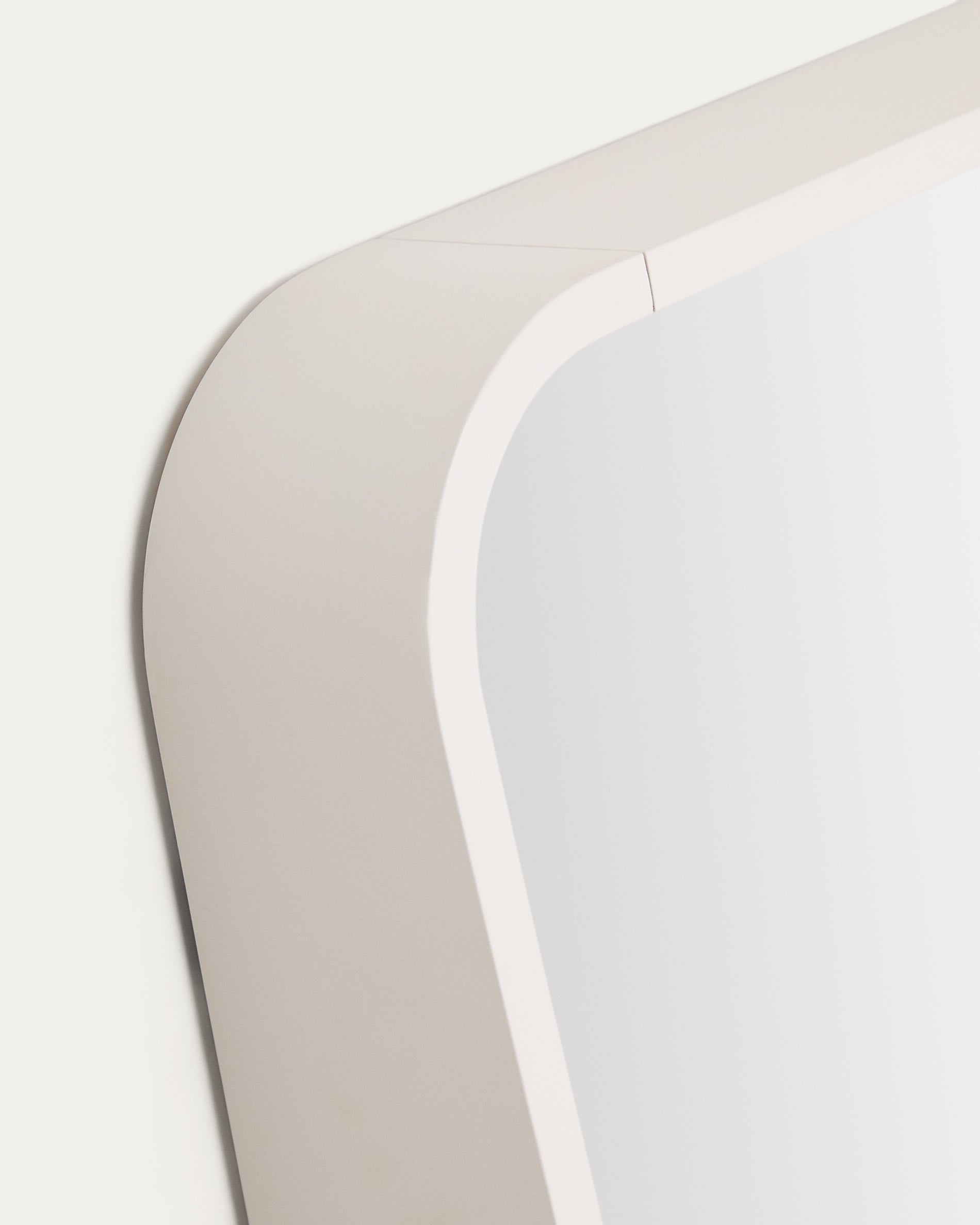 Entdecken Sie den stilvollen Spiegel Salaya von Kave Home: 90 x 60 cm, aus robustem Eschenschichtholz mit eleganter, beiger Lackierung.