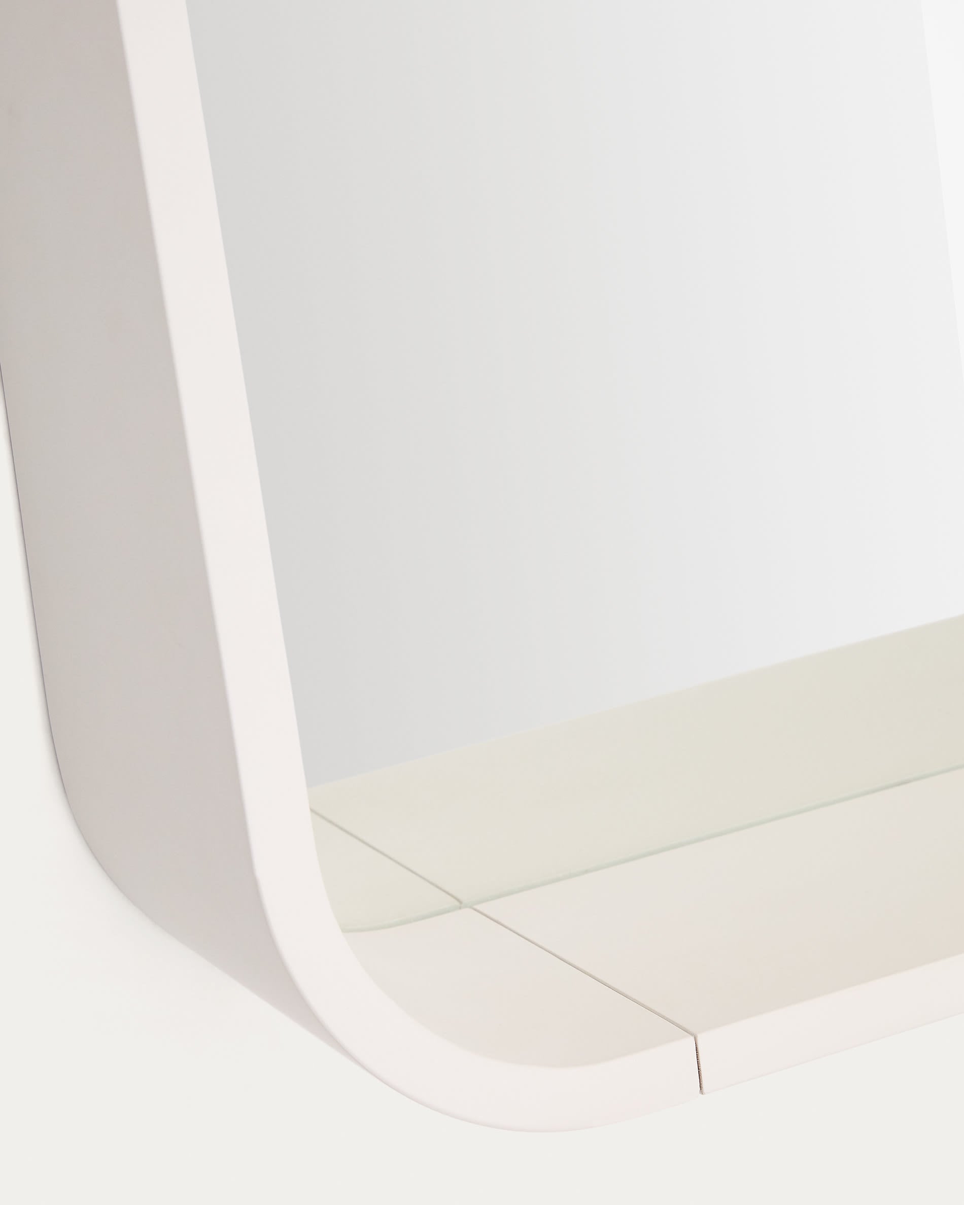 Verleihen Sie Ihrem Raum mit dem eleganten Spiegel Salaya von Kave Home (90 x 60 cm) aus langlebigem Eschenschichtholz und warmer, beiger Lackierung einen Hauch von Stil.