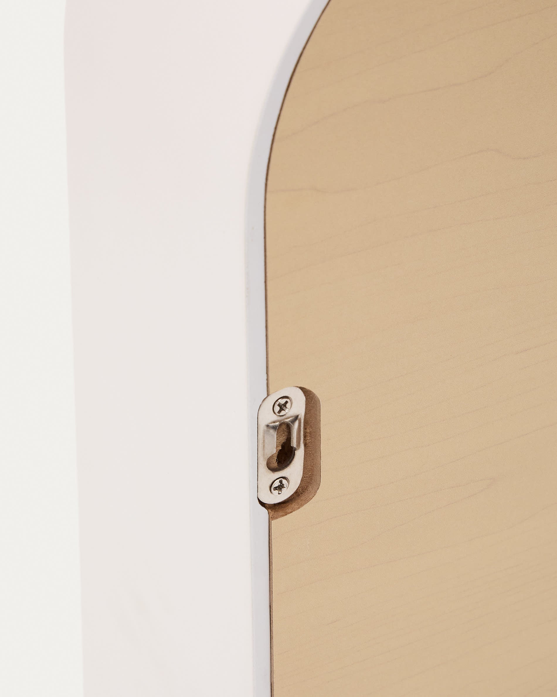 Entdecken Sie den stilvollen Spiegel Salaya (90 x 60 cm) von Kave Home, gefertigt aus robustem Eschenschichtholz mit eleganter, beiger Lackierung.