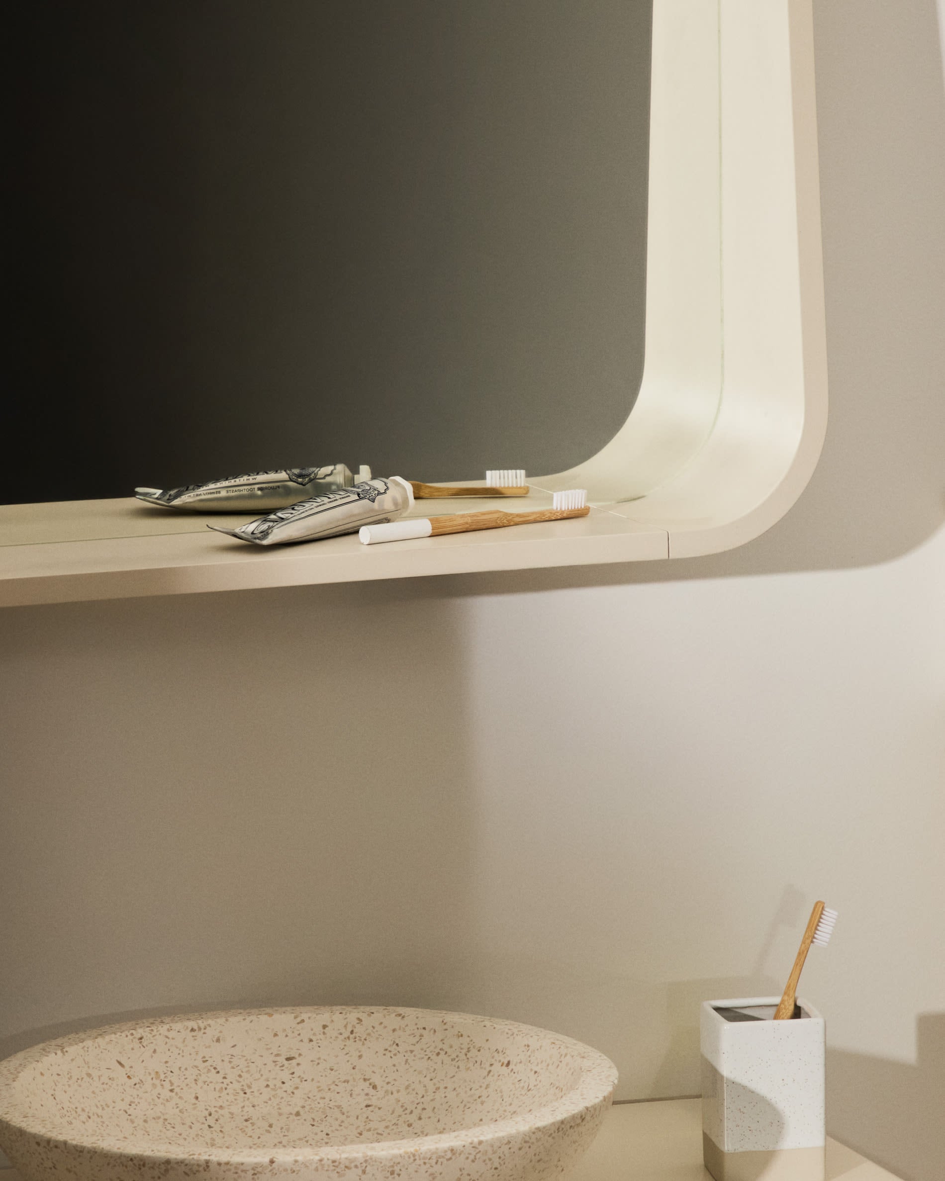 Eleganter Spiegel Salaya aus Eschenschichtholz, 90x60 cm, beige lackiert, von Kave Home – stilvolles Design und erstklassige Qualität.