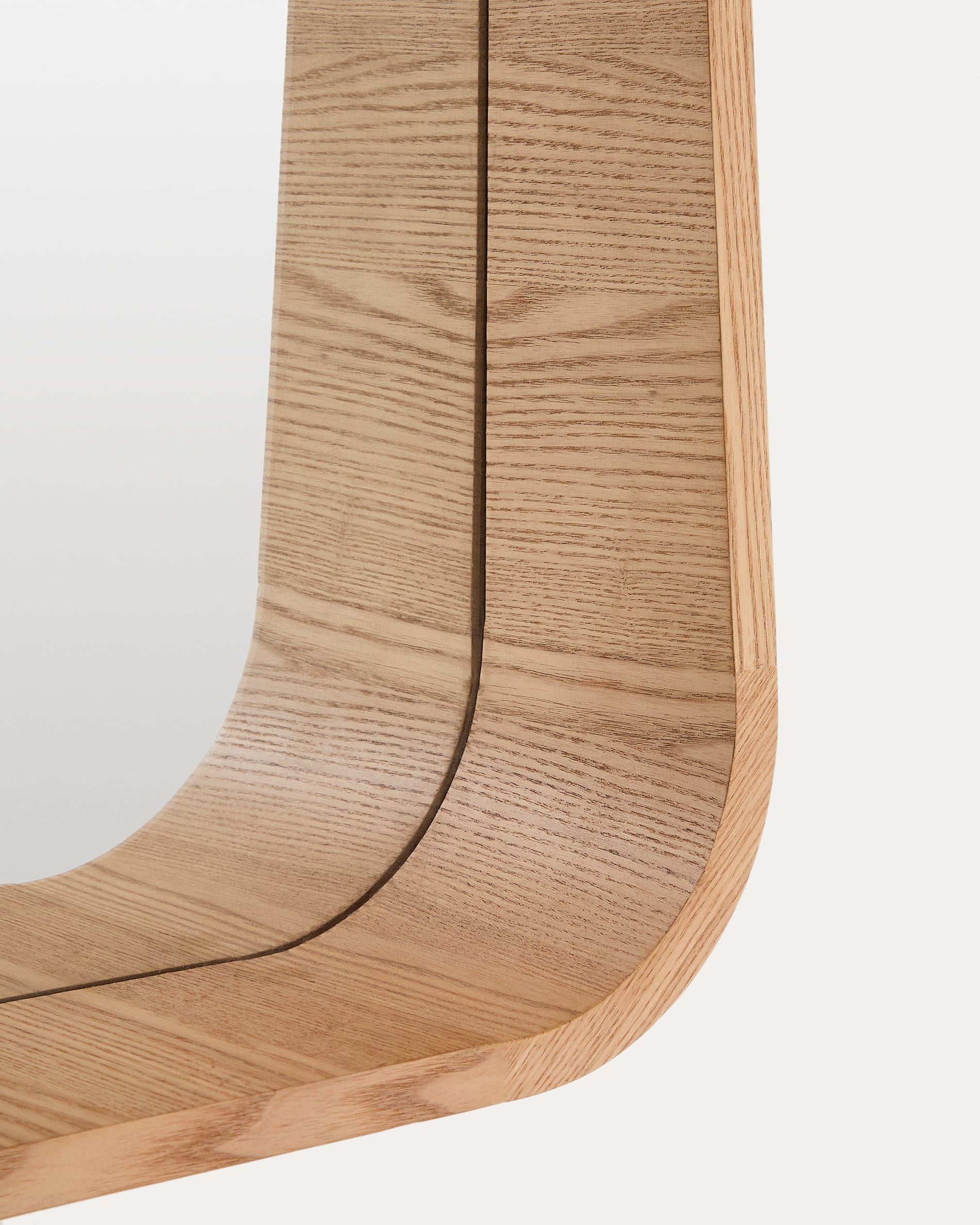 Moderner Spiegel Salaya aus Eschensperrholz, 90 x 60 cm, mit natürlichem Finish. Perfekt für jeden Raum und stilvolle Akzente.