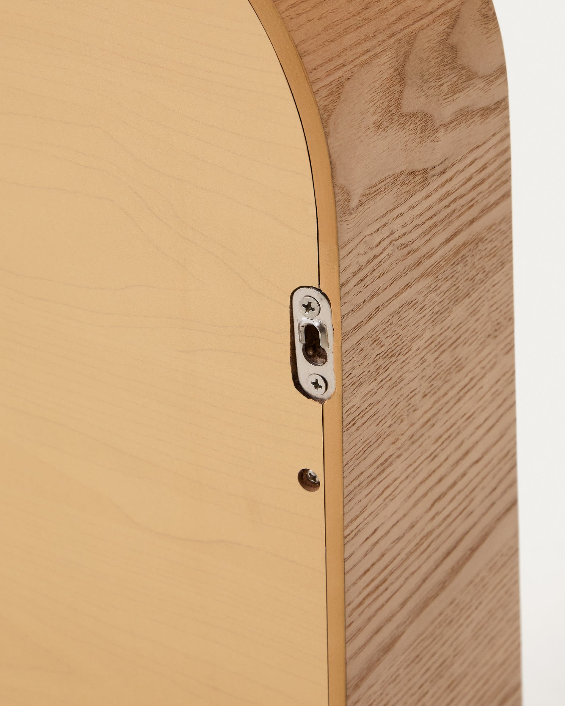 Eleganter Spiegel Salaya aus robustem Eschensperrholz, 90 x 60 cm, mit natürlichem Finish. Ideal für stilvolle Raumgestaltungen.