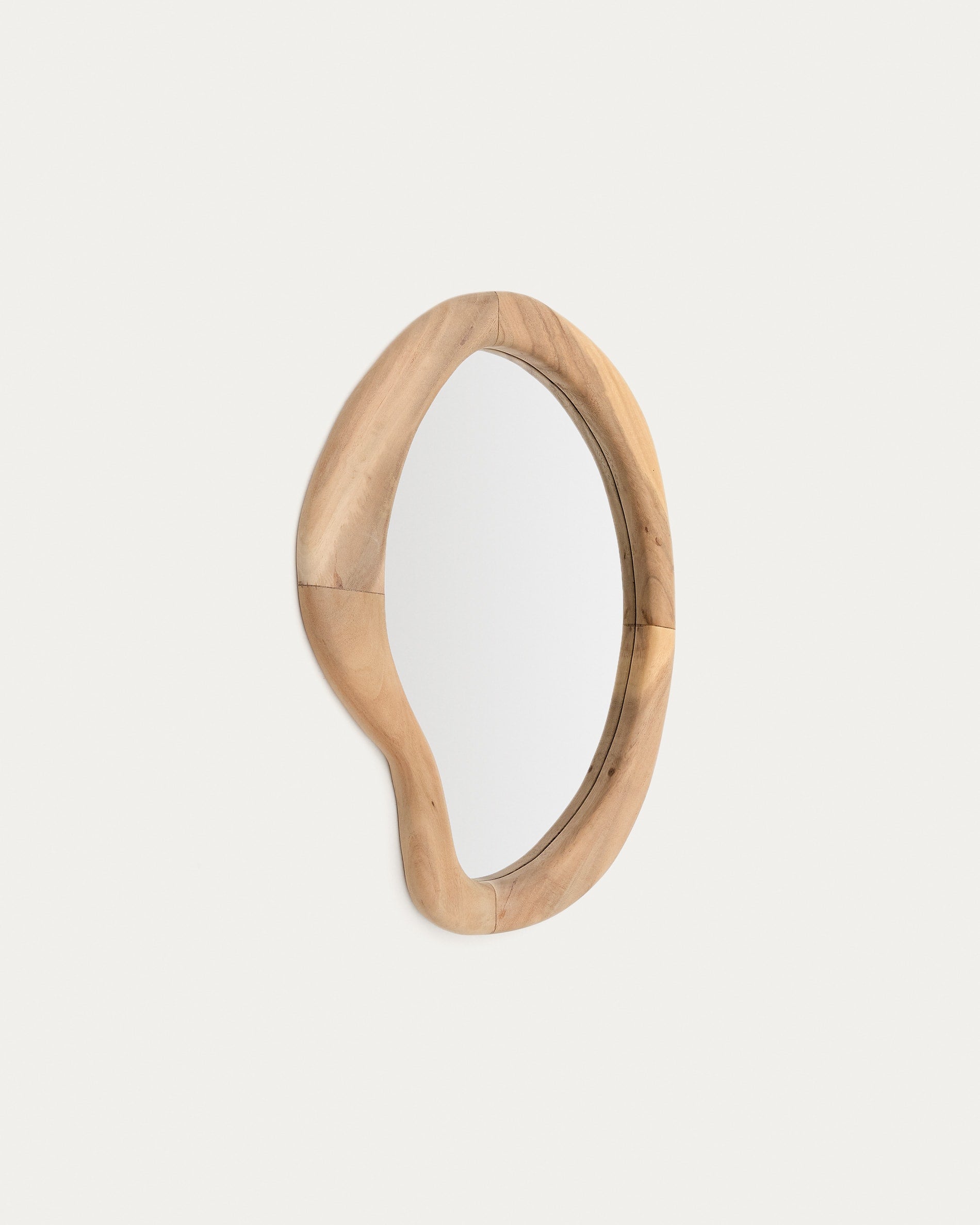 Selem Spiegel aus Mungurholz, 68x44 cm, mit natürlichem Finish. Perfekt für stilvolle und zeitgemässe Wohnräume.