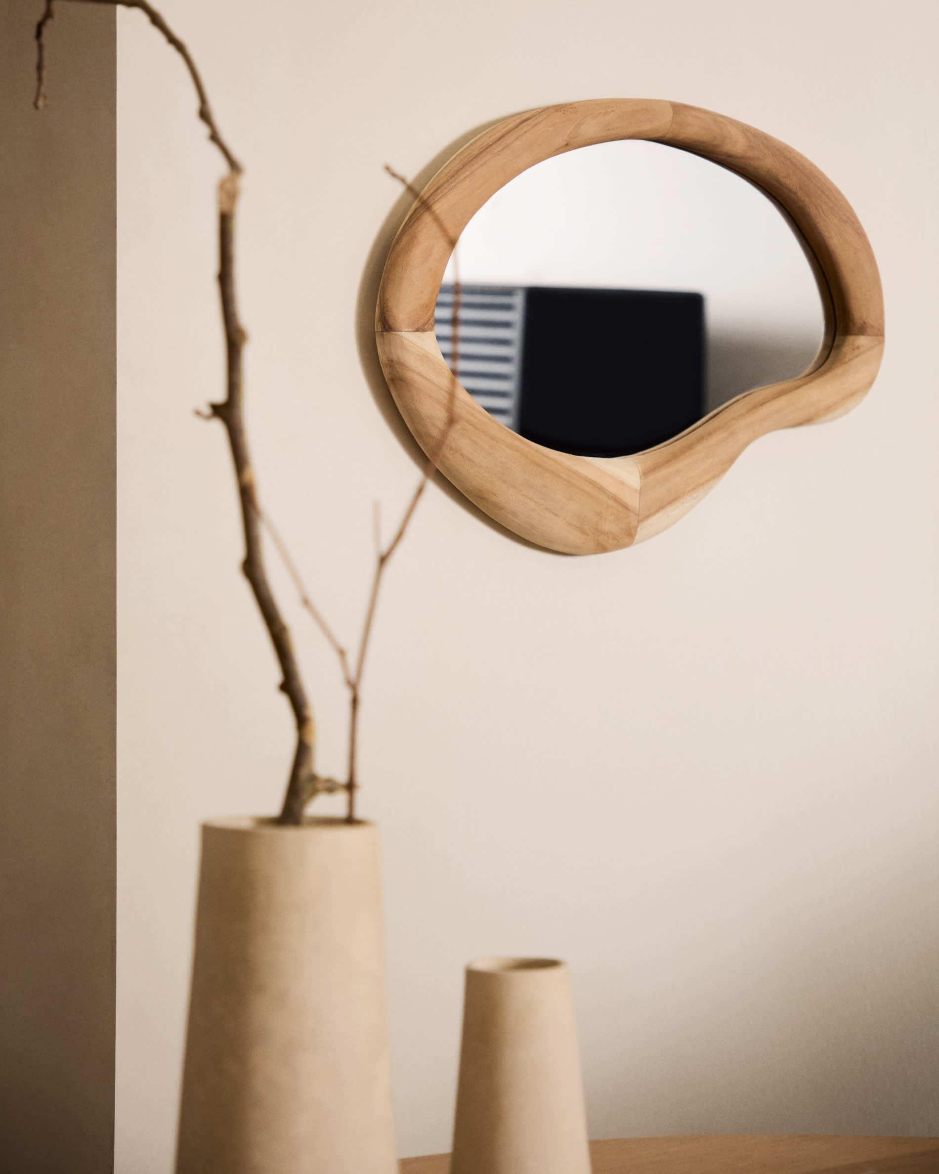 Der Selem Spiegel von Kave Home aus Mungurholz bringt mit seinem naturfarbenen Finish Stil und Wärme in Ihr Zuhause. Perfekt für jeden Raum!