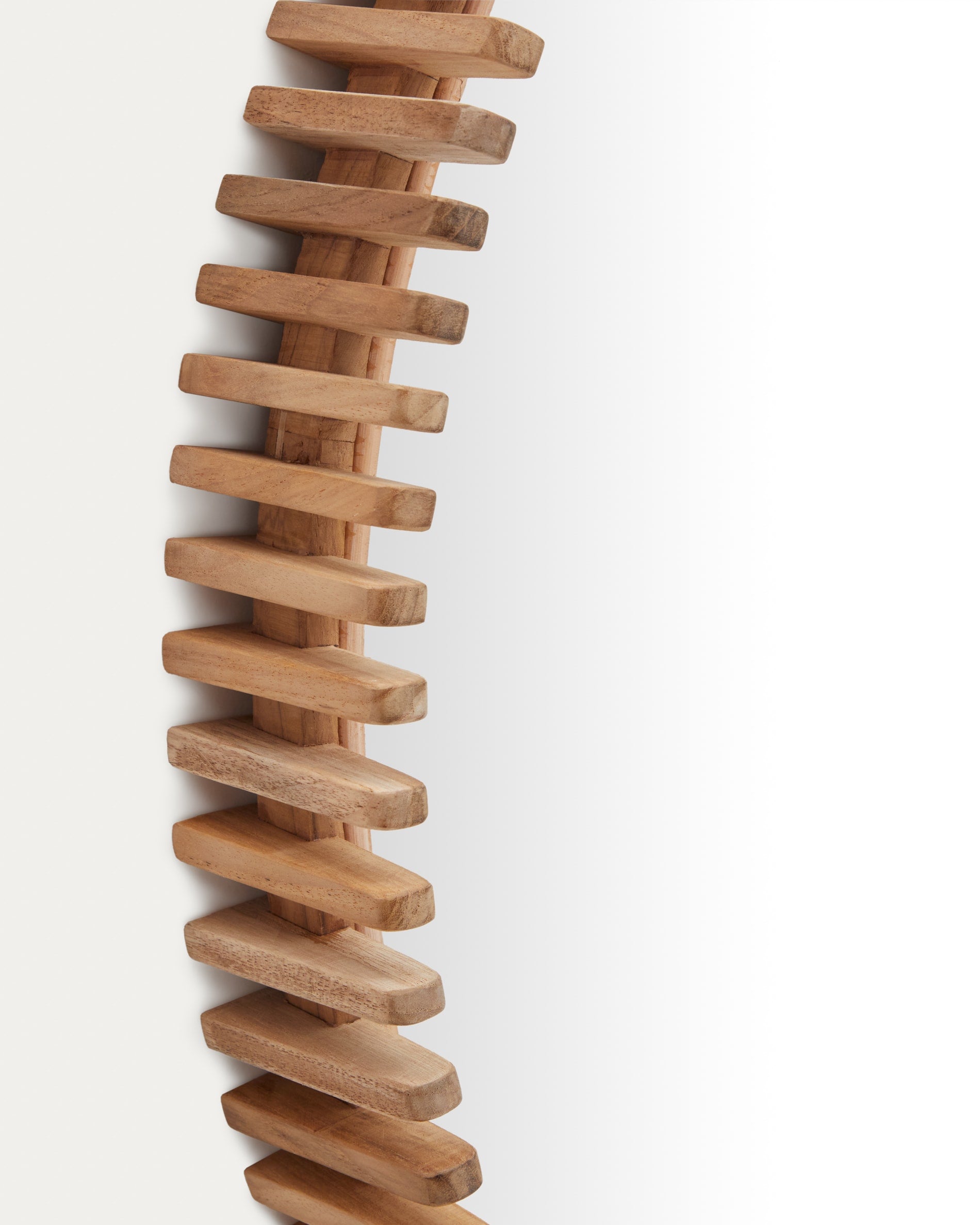 Stilvoller Polke Spiegel aus massivem Teakholz, Ø 100 cm, von Kave Home – perfektes Accessoire für jedes Zuhause, das Eleganz und Wärme ausstrahlt.