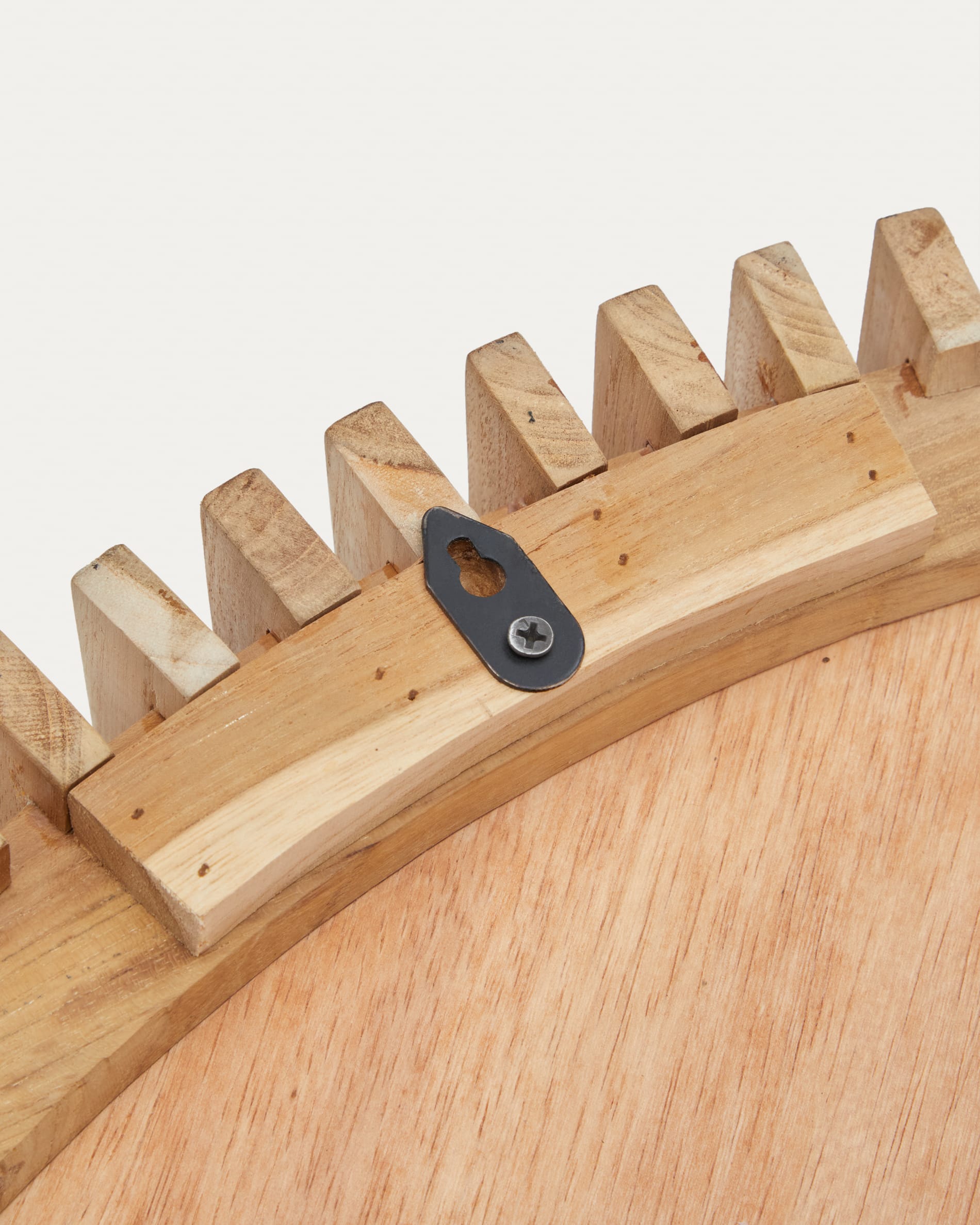 Eleganter Polke Spiegel aus robustem Teakholz, Ø 100 cm, von Kave Home – ein einzigartiges Design-Highlight für jeden Raum.