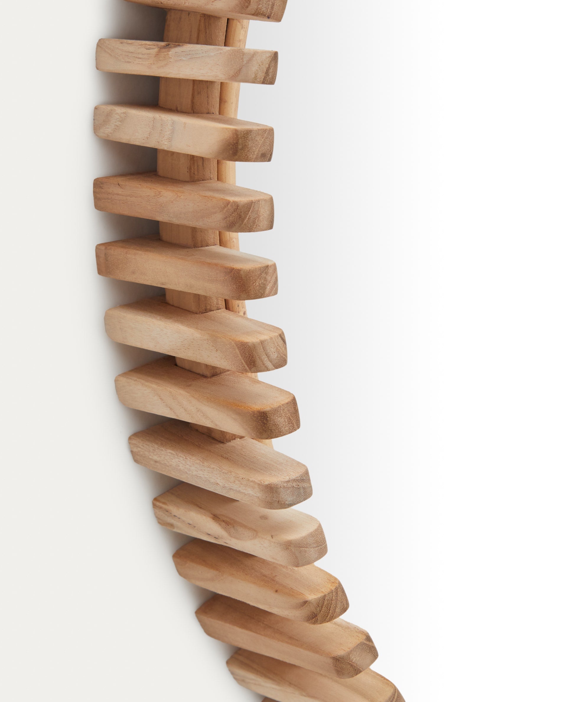 Runder Polke Spiegel Ø 80 cm aus massivem Teakholz. Ein stilvolles Highlight für jedes Zuhause, das Funktionalität und Eleganz vereint.