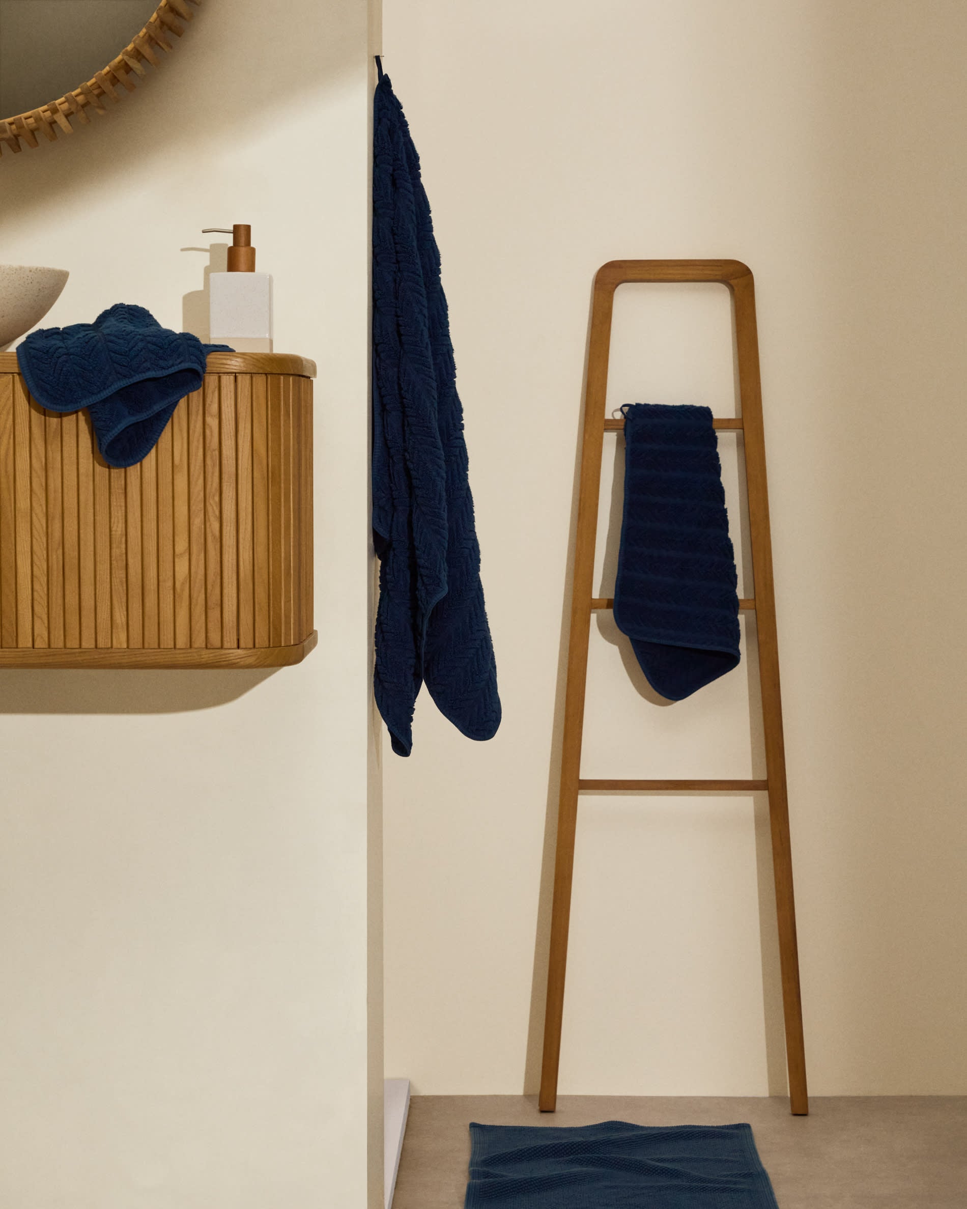 Runder Spiegel aus hochwertigem Teakholz, 60 cm Durchmesser, ideal für moderne und elegante Wohnräume.