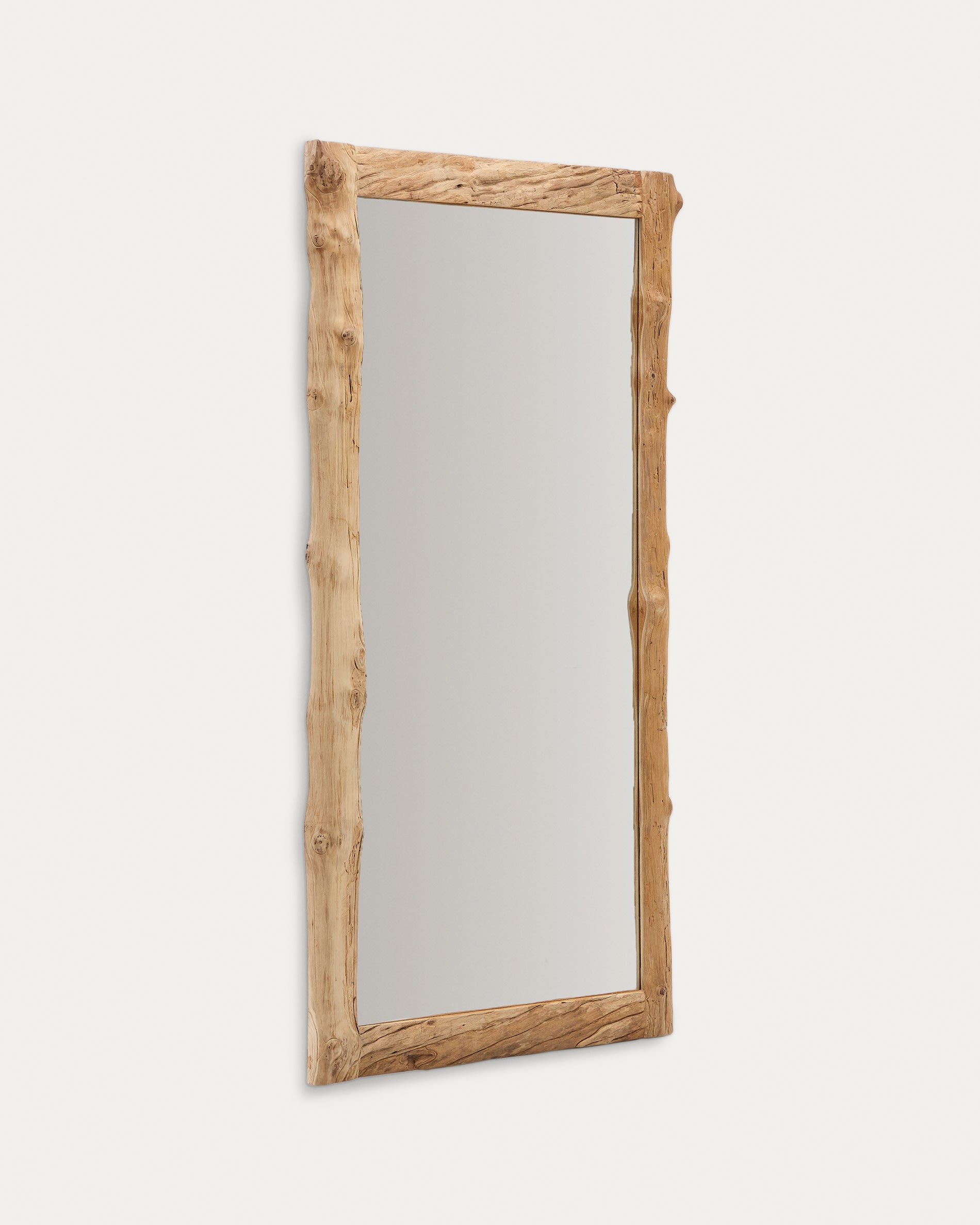 Der Ibro Spiegel von Kave Home (105x200 cm) überzeugt mit elegantem Holzrahmen und ist ideal für zeitgemässe Wohnkonzepte.