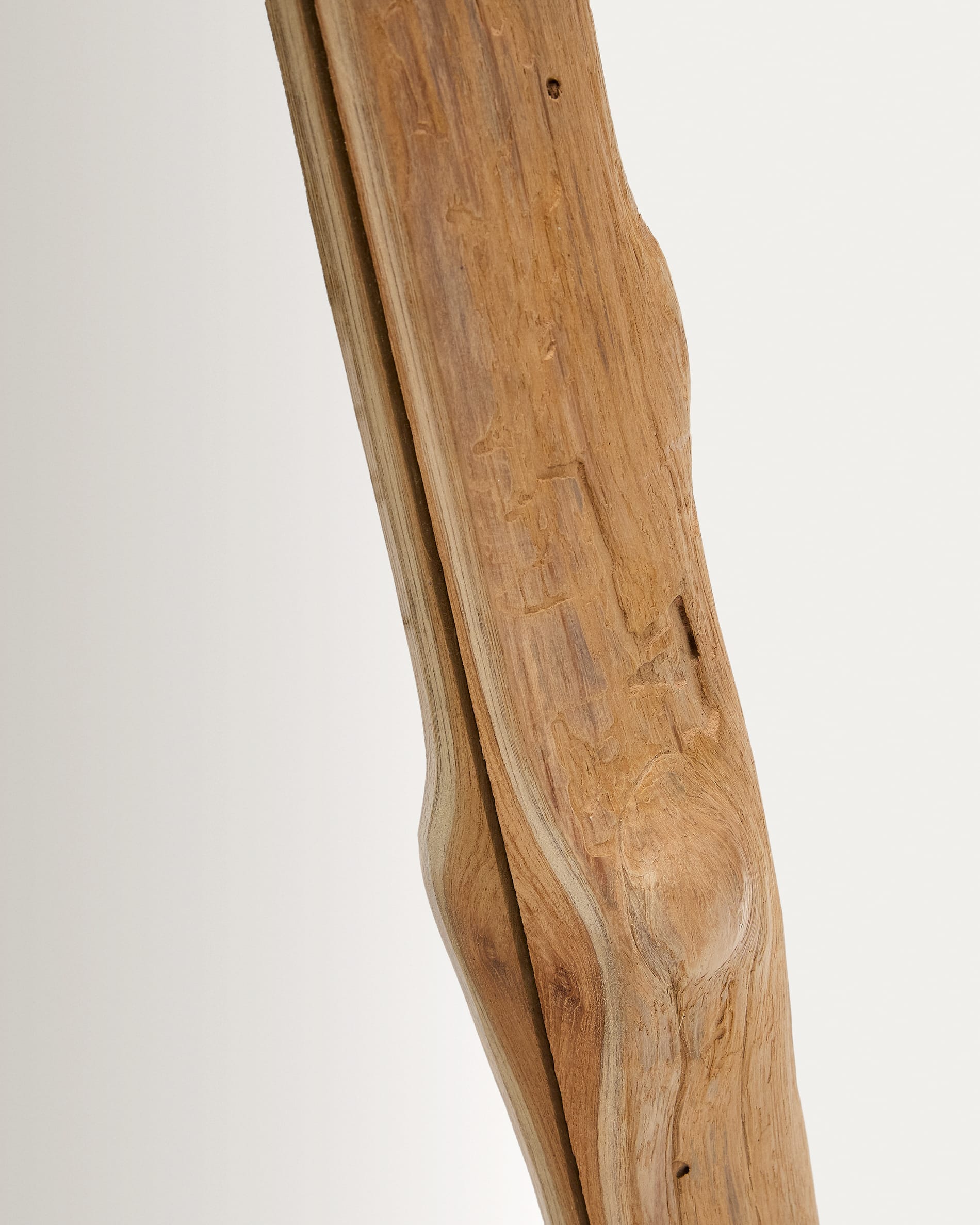 Der Ibro Spiegel von Kave Home (105 x 200 cm) kombiniert eleganten Holzrahmen mit hochwertigem Glas und verleiht jedem Raum eine besondere Note.