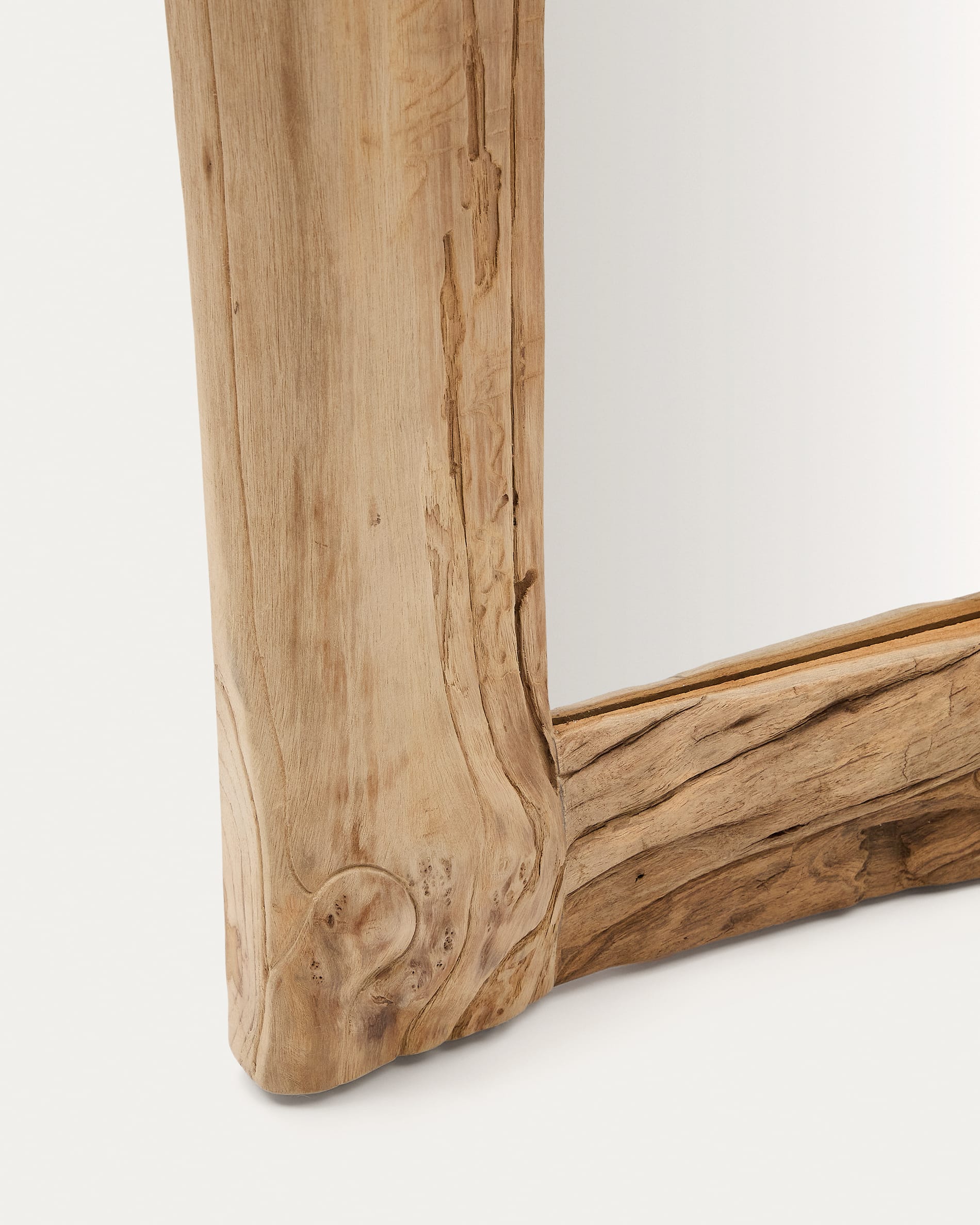 Der Kave Home Ibro Spiegel (105 x 200 cm) besticht durch seinen edlen Holzrahmen und die klare Glasoberfläche, ideal für stilvolle Akzente in jedem Raum.