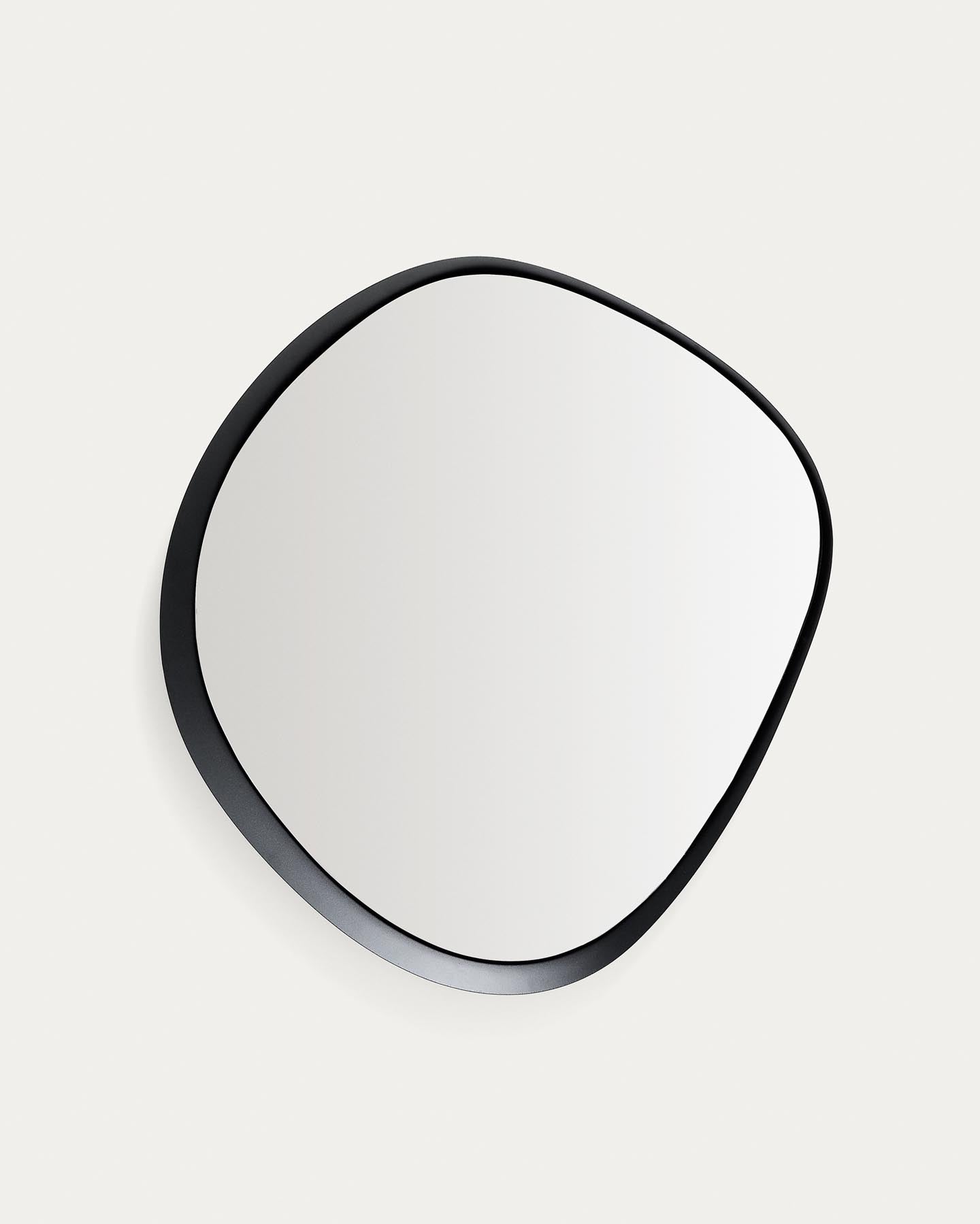 Spiegel Tebel aus schwarzem Metall, 67,5 x 74,5 cm in Schwarz präsentiert im Onlineshop von KAQTU Design AG. Spiegel ist von Kave Home