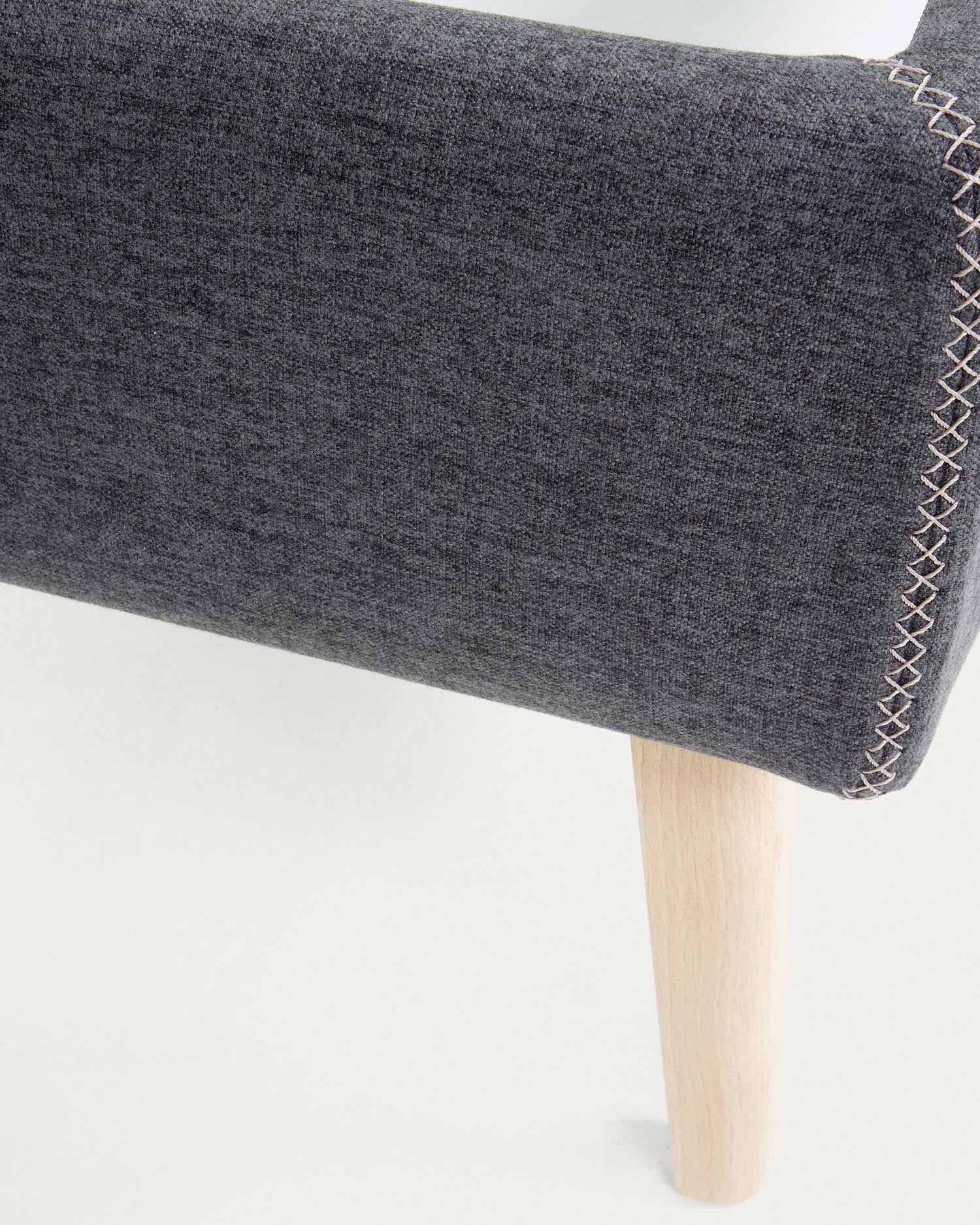 Eleganter Dyla Bezug in Schwarz für 90 x 190 cm Matratzen von Kave Home. Hochwertig, pflegeleicht und stilvoll für Ihr Schlafzimmer.