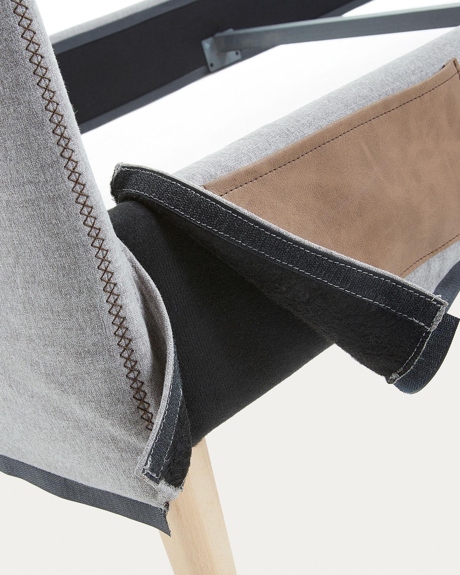 Stylischer Bezug für Bettkopfteil Dyla in Schwarz, ideal für 160 cm Betten. Hochwertige Materialien und elegante Glaselemente für ein modernes Schlafzimmer.