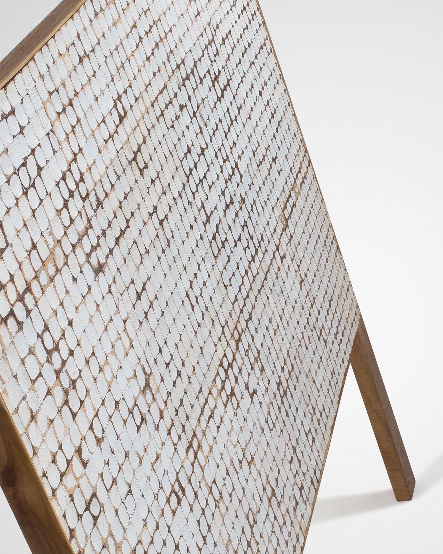 Stilvolles Bettkopfteil aus massivem Mangoholz und Kokosnussschalen, 160 cm breit, für ein elegantes und nachhaltiges Schlafzimmerambiente.