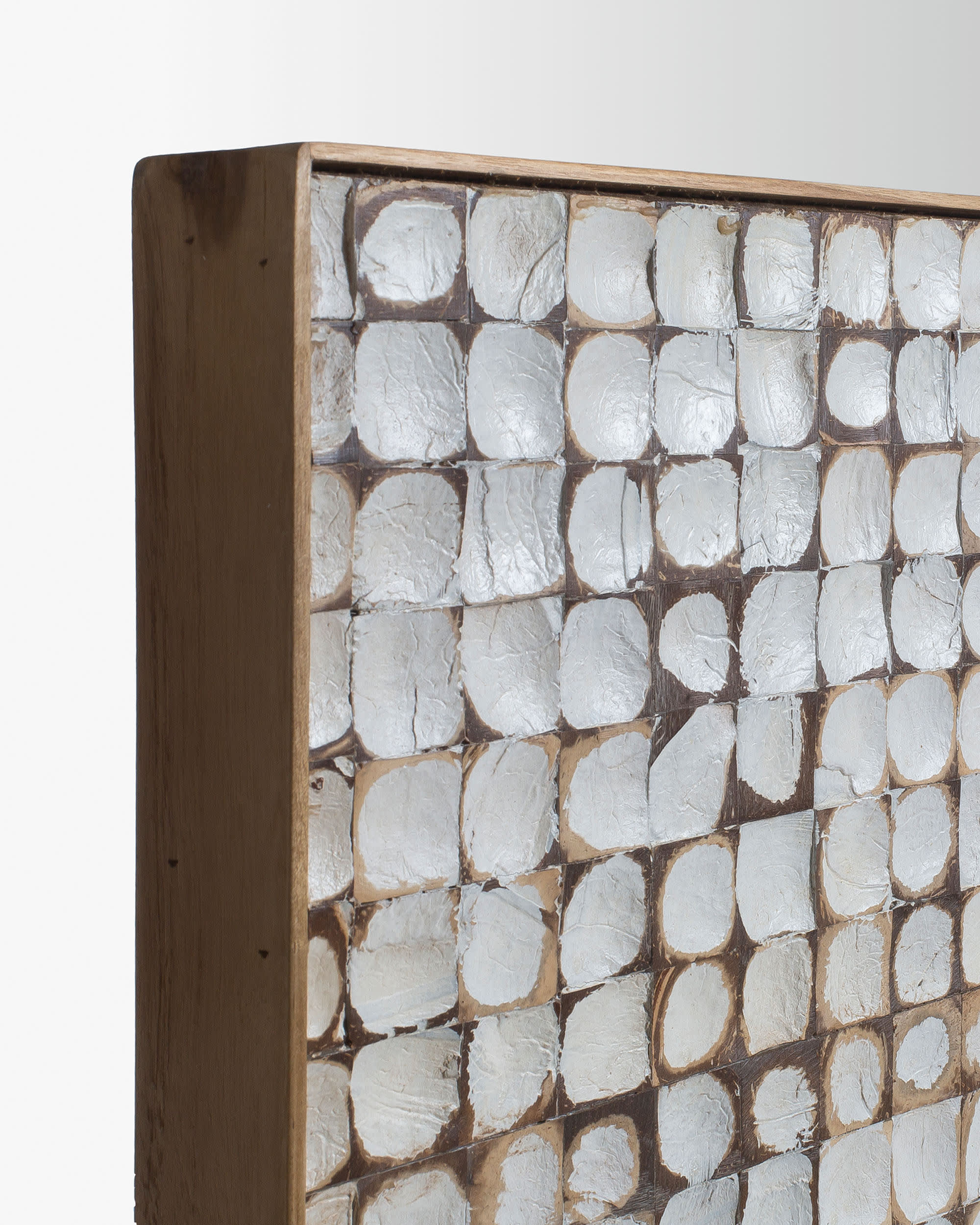 Elegantes Kopfteil aus robustem Mangoholz und dekorativen Kokosnussschalen, 160 cm breit, für ein stilvolles und nachhaltiges Schlafzimmer.