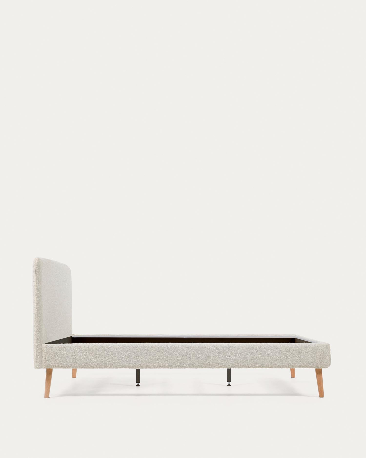 Eleganter Dyla Bouclé-Bezug in Weiss, passend für 160x200 cm Betten, von Kave Home. Stilvoll und hochwertig.