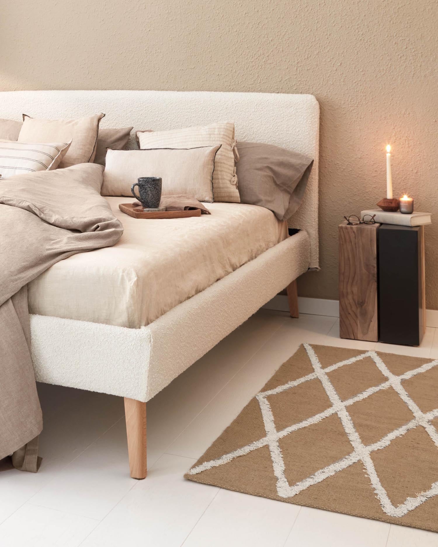 Eleganter Dyla Bouclé-Bezug in Weiss von Kave Home, passend für 160x200 cm Betten. Stilvolles Design und hochwertige Verarbeitung.