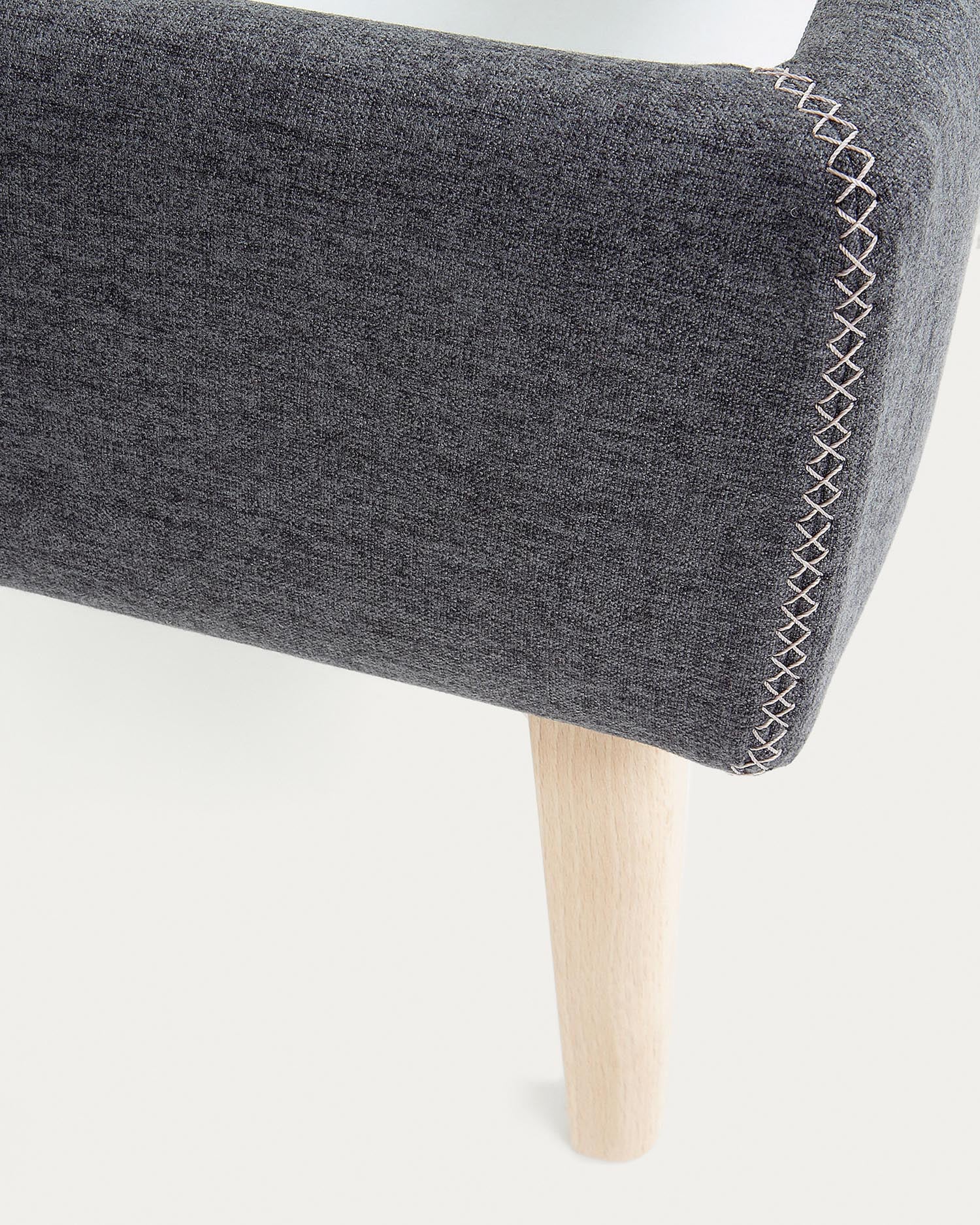 Eleganter Dyla Bezug in Schwarz für 160 x 200 cm Matratzen von Kave Home. Hochwertig, pflegeleicht und ideal für ein modernes Schlafzimmer.