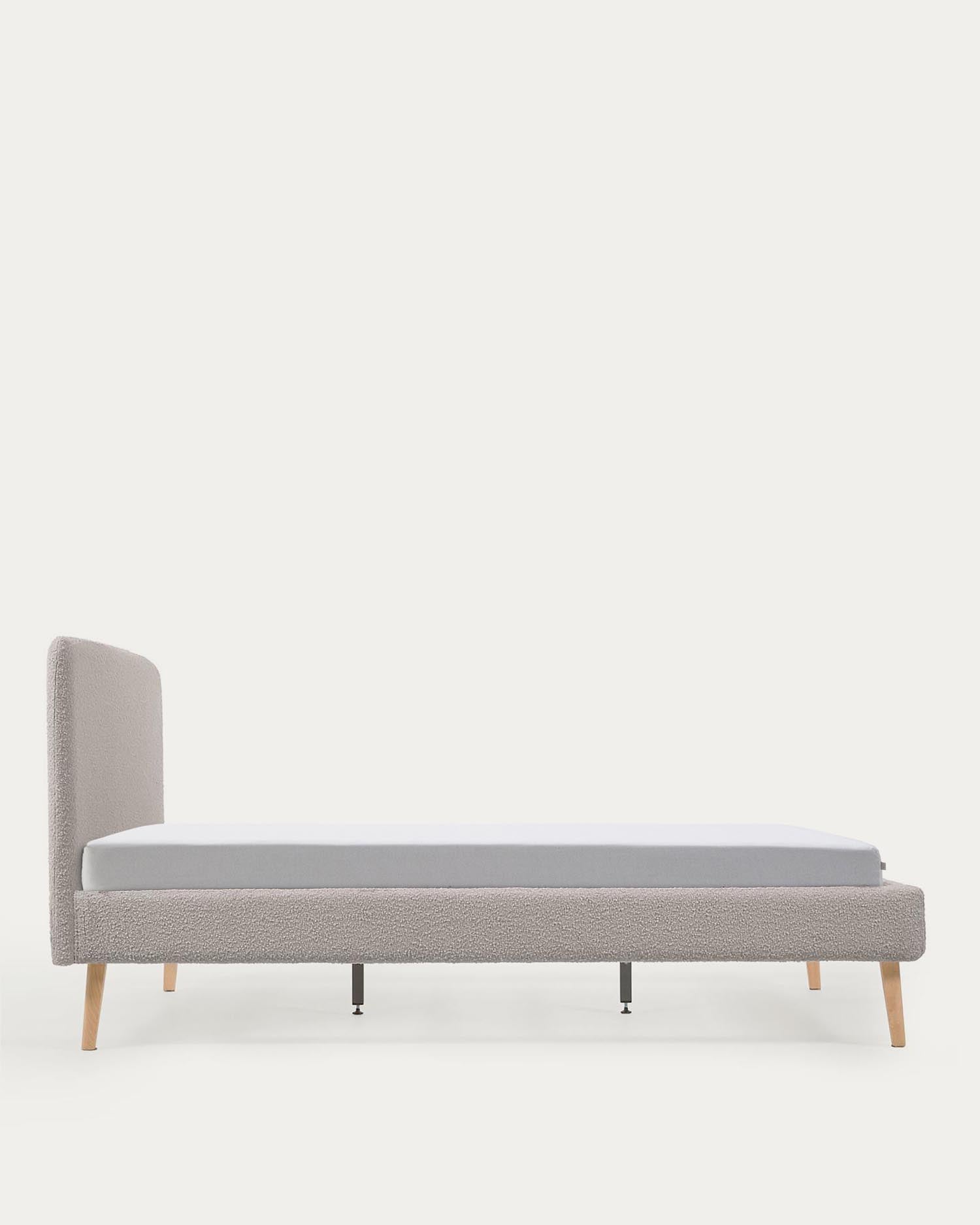 Stilvolles Dyla Bett in hellgrauem Bouclé von Kave Home, geeignet für 160x200 cm Matratzen. Modern und komfortabel.