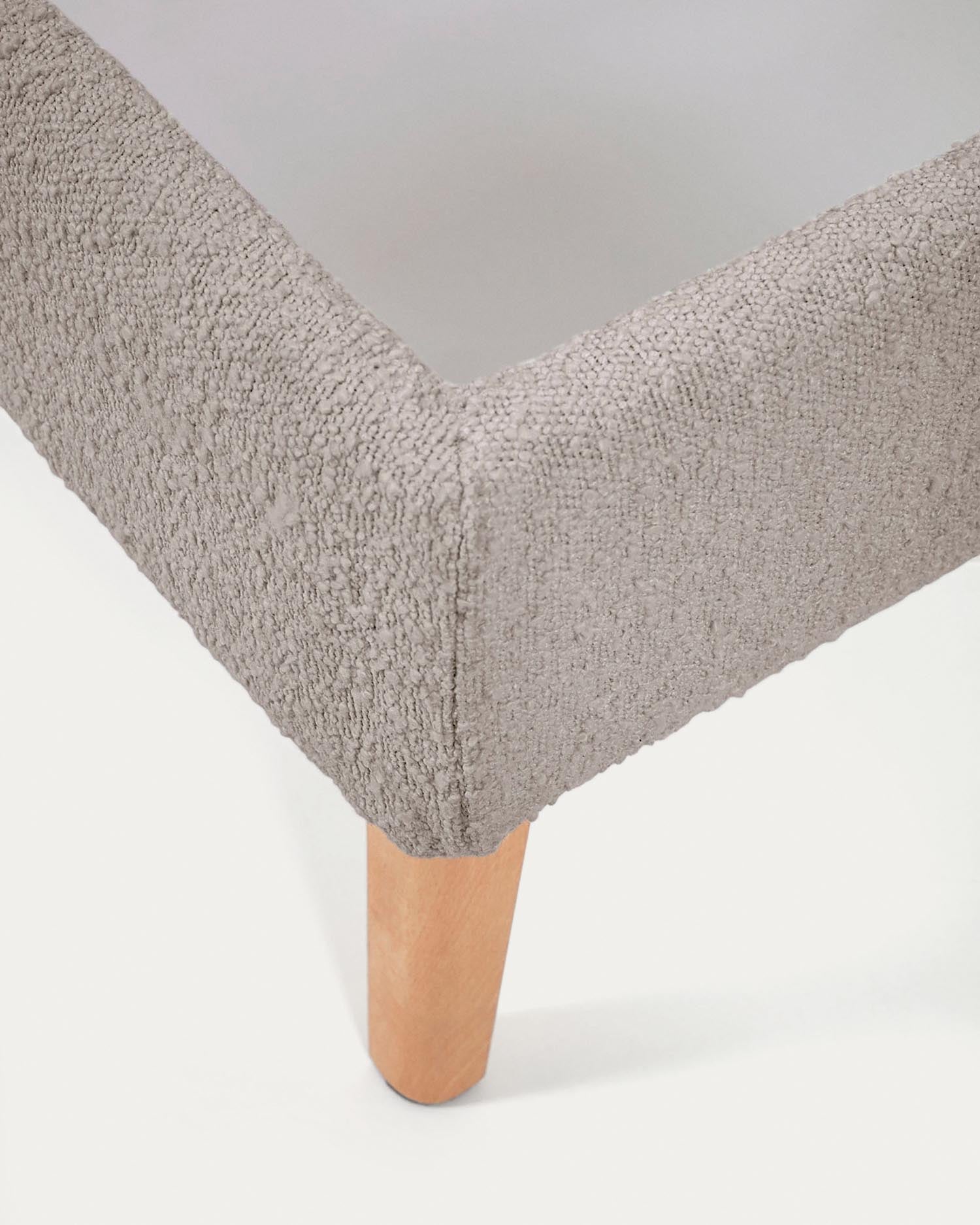 Entdecken Sie das Dyla Bett von Kave Home: Luxuriöser Bouclé-Stoff in Hellgrau, perfekt für 160 x 200 cm Matratzen. Stil und Gemütlichkeit vereint!