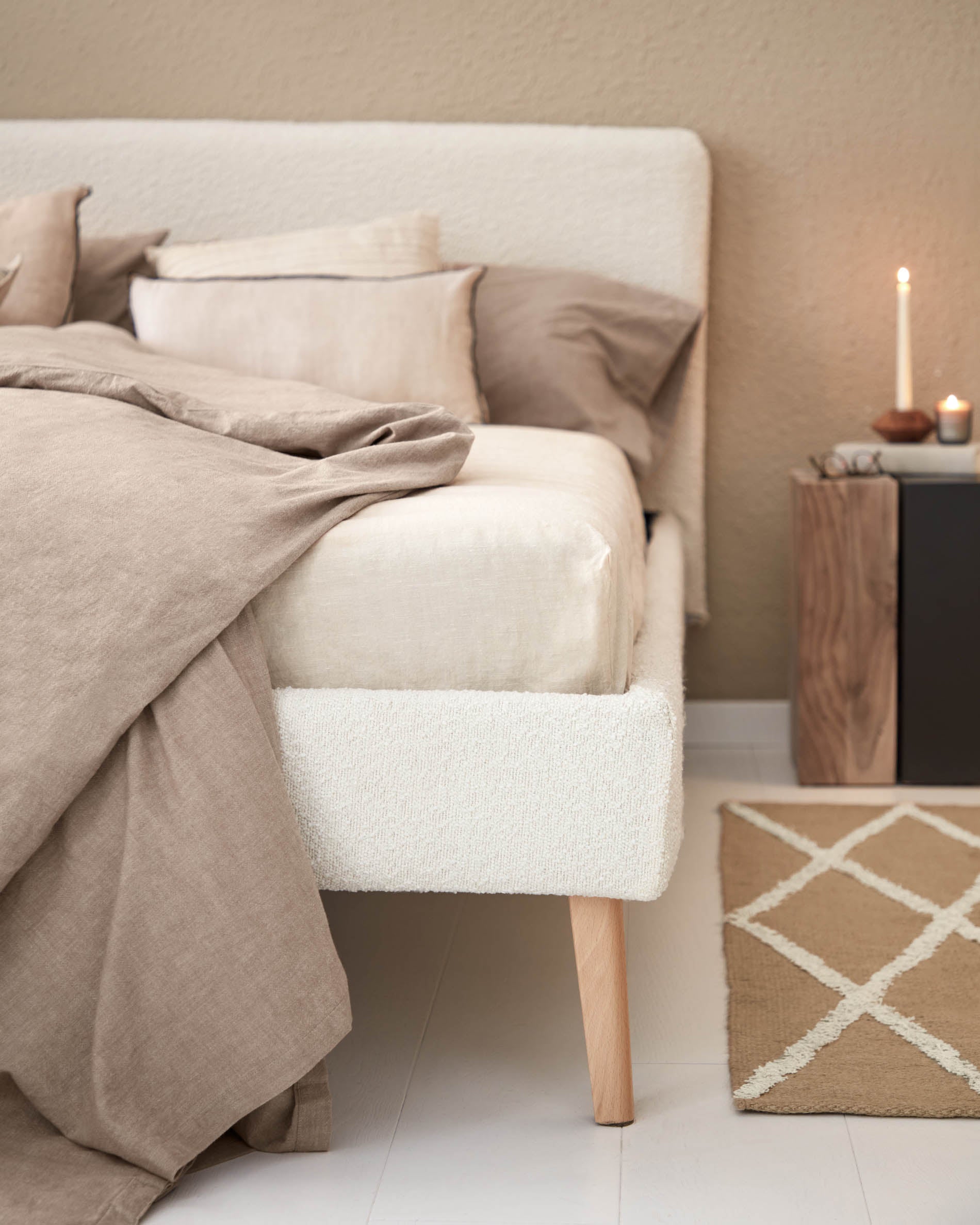 Elegantes Dyla Bett in weissem Bouclé: Modernes Design, luxuriöse Textur, abnehmbare Bezüge, ideal für 160x200 cm Matratzen.