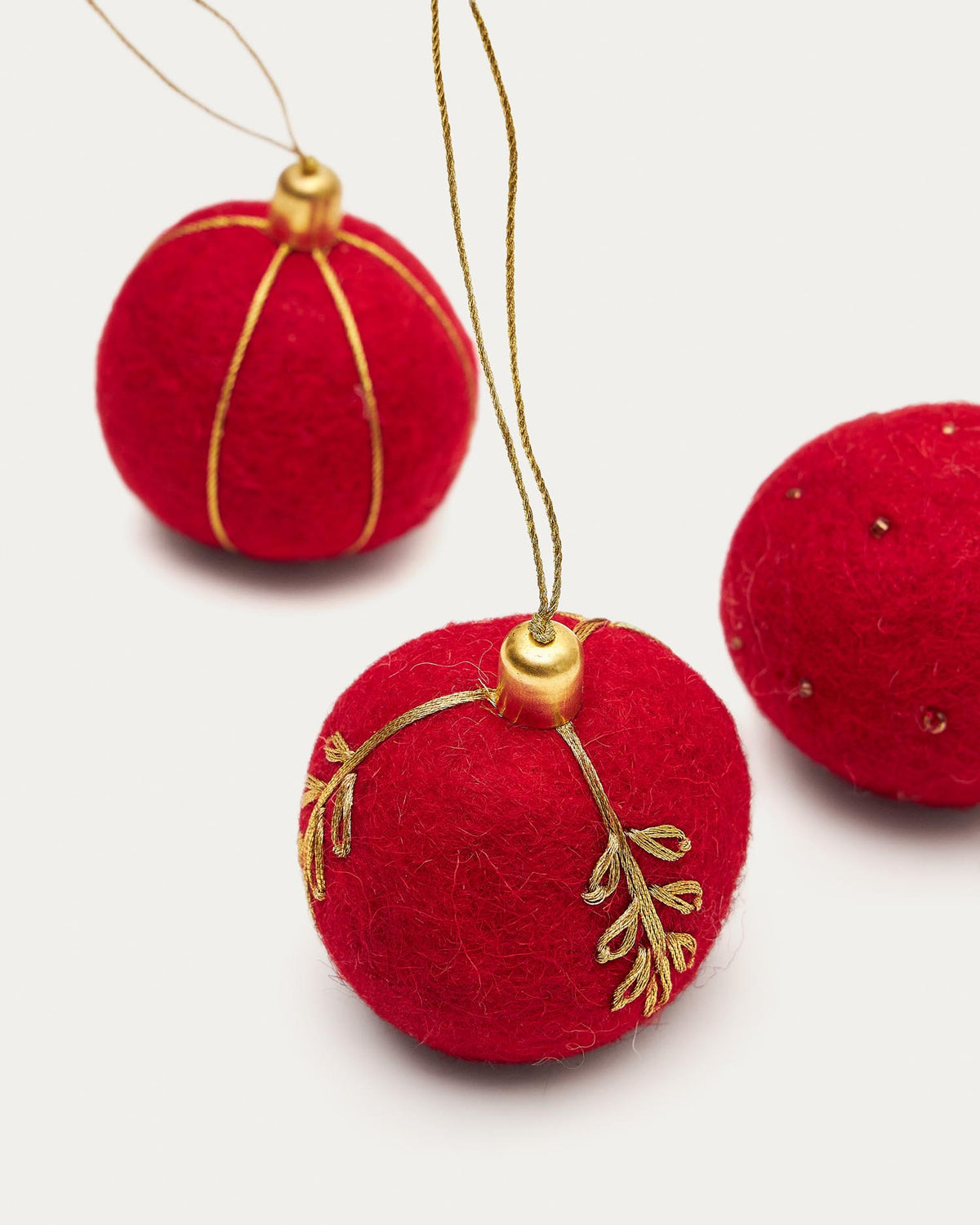 Breshi Set aus 3 kleinen Kugeln in Rot mit goldfarbenen Details in Rot präsentiert im Onlineshop von KAQTU Design AG. Weihnachtszubehör ist von Kave Home