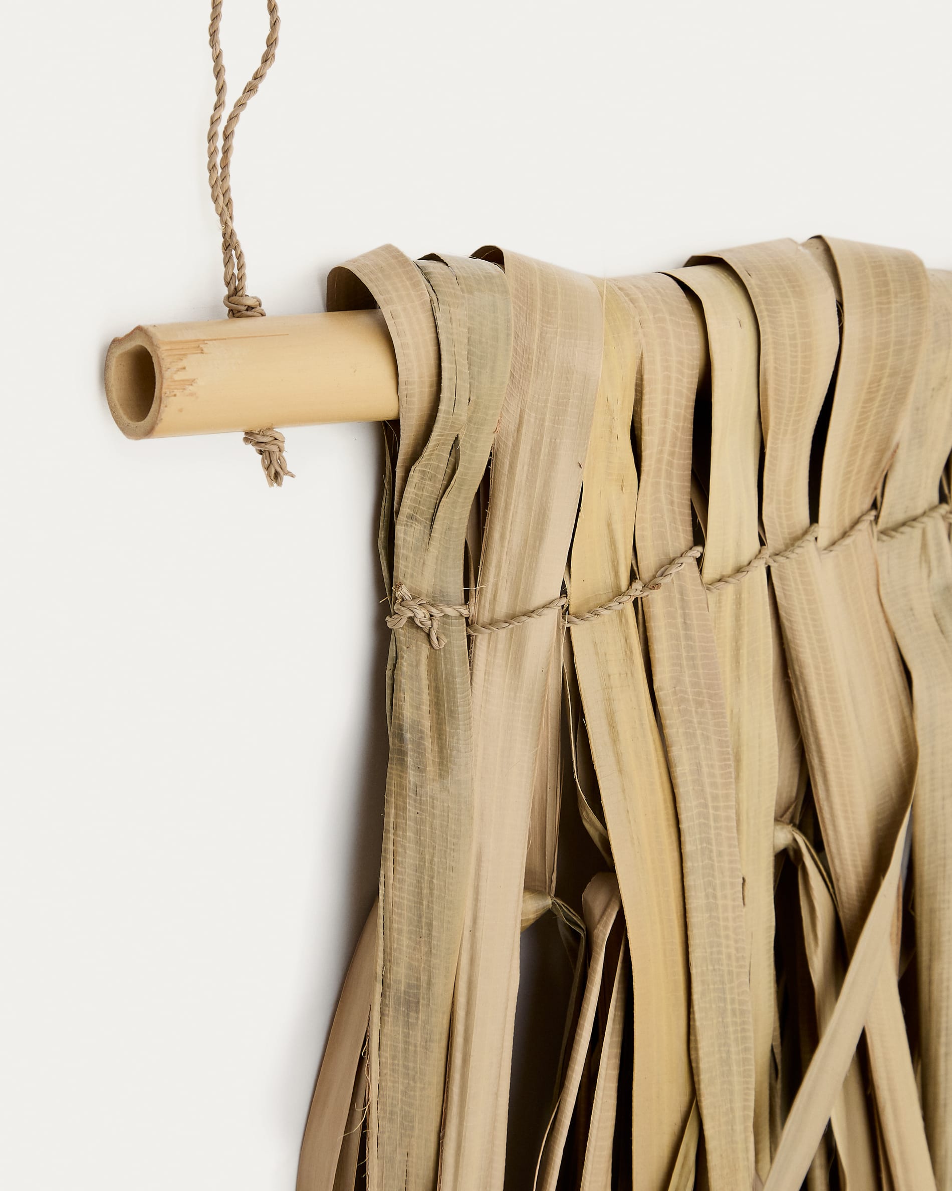 Entdecken Sie den einzigartigen Solil Wandteppich (90x93 cm) aus Palmenblättern und Bambus. Ein nachhaltiges Kunstwerk, das natürliche Schönheit in Ihr Zuhause bringt.