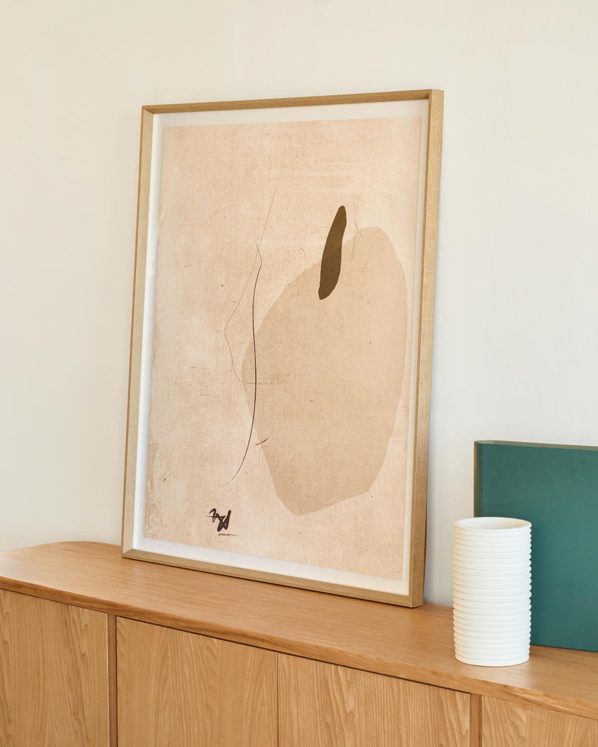 Sormi Bild 80x100 cm: Elegante Beige-Töne, inspiriert von Miró, für vielseitige Raumgestaltung und stilvolle Akzente.