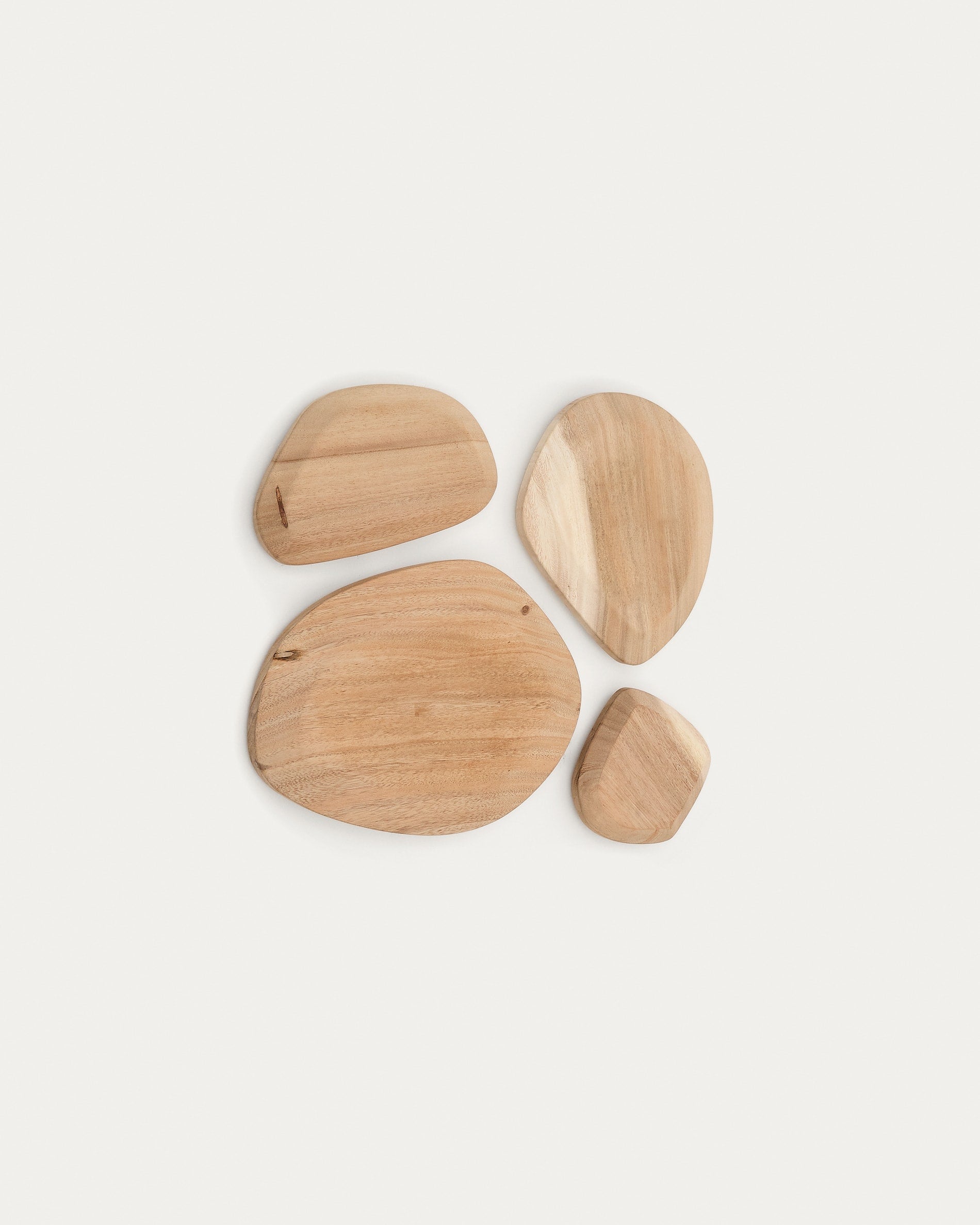 Das Selem 4er Wanddeko-Set aus Mungurholz von Kave Home verleiht Ihrem Raum eine warme, natürliche und stilvolle Atmosphäre.