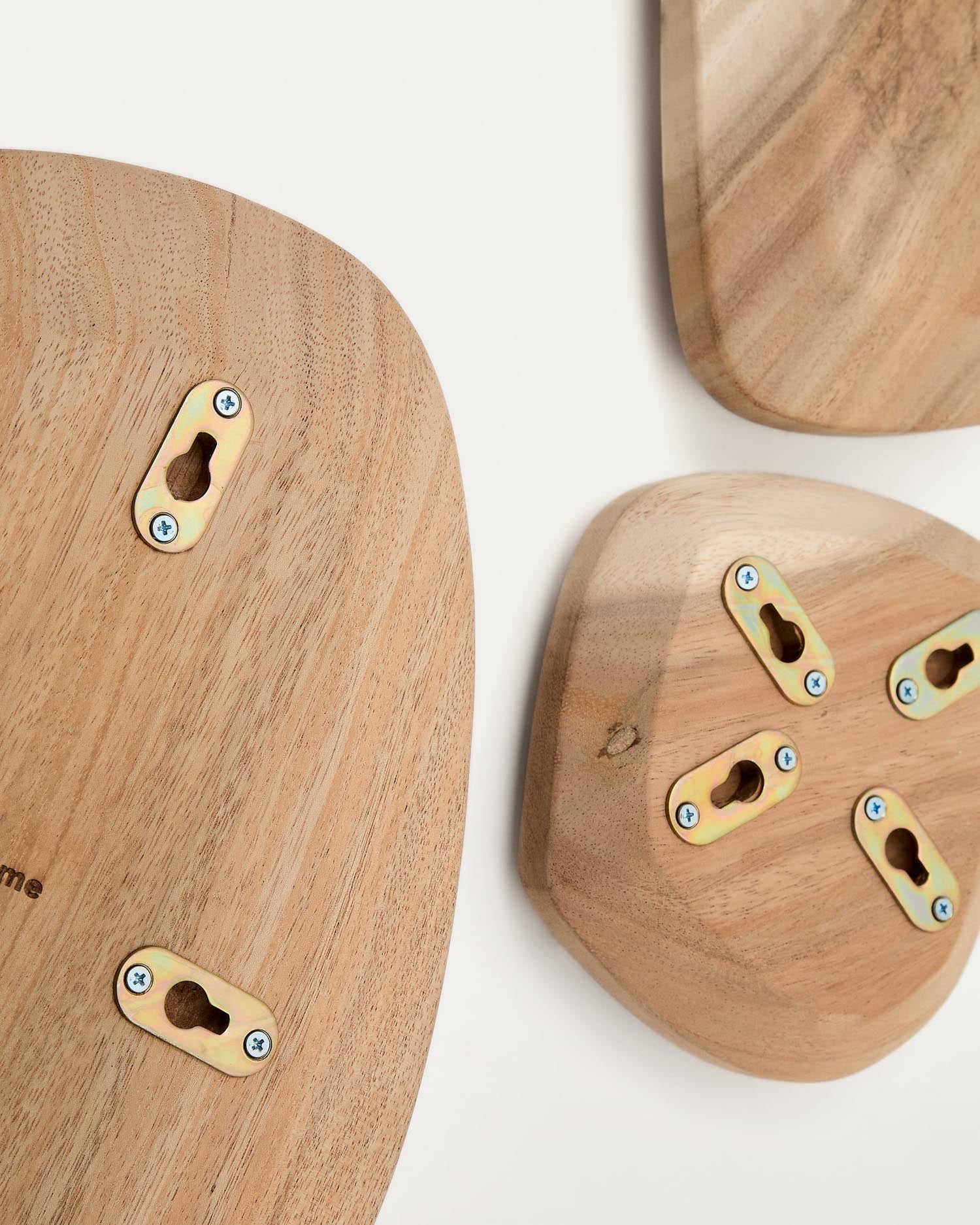 Das Selem 4er Set Wanddeko aus Mungurholz von Kave Home bringt natürliche Eleganz und individuelle Kunst in Ihr Zuhause.