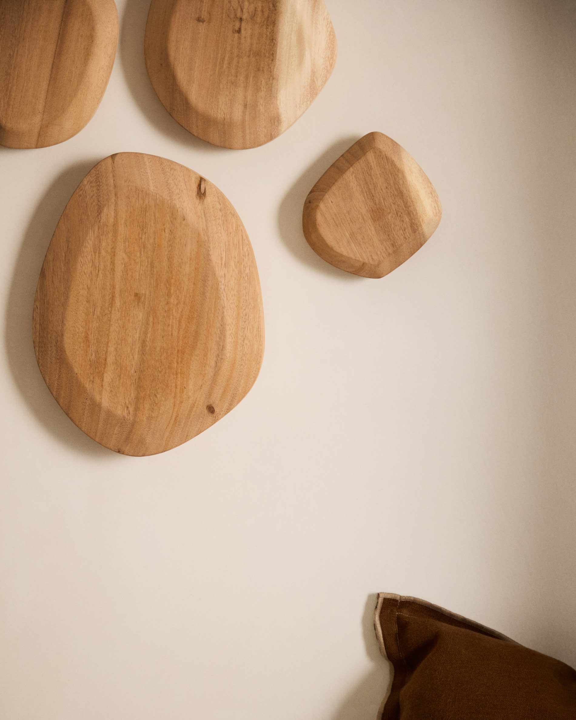 Verleihen Sie Ihren Wänden mit dem Selem 4er Set aus Mungurholz von Kave Home einen einzigartigen, natürlichen Charme und künstlerische Akzente.