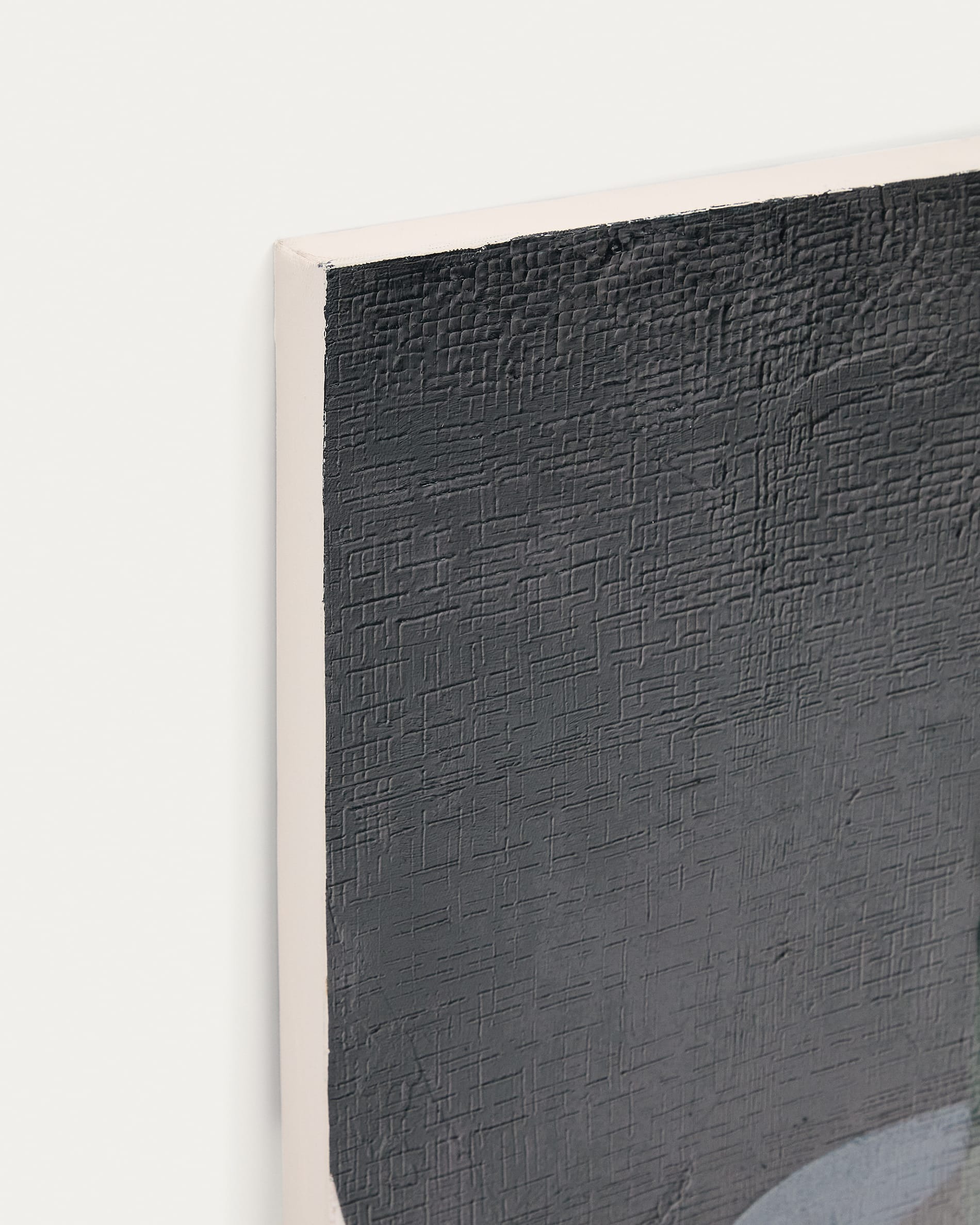 Entdecken Sie die abstrakte Leinwand Nemsa in Blau und Grün (90 x 60 cm) von Kave Home – ein modernes Kunstwerk, das jeden Raum belebt.