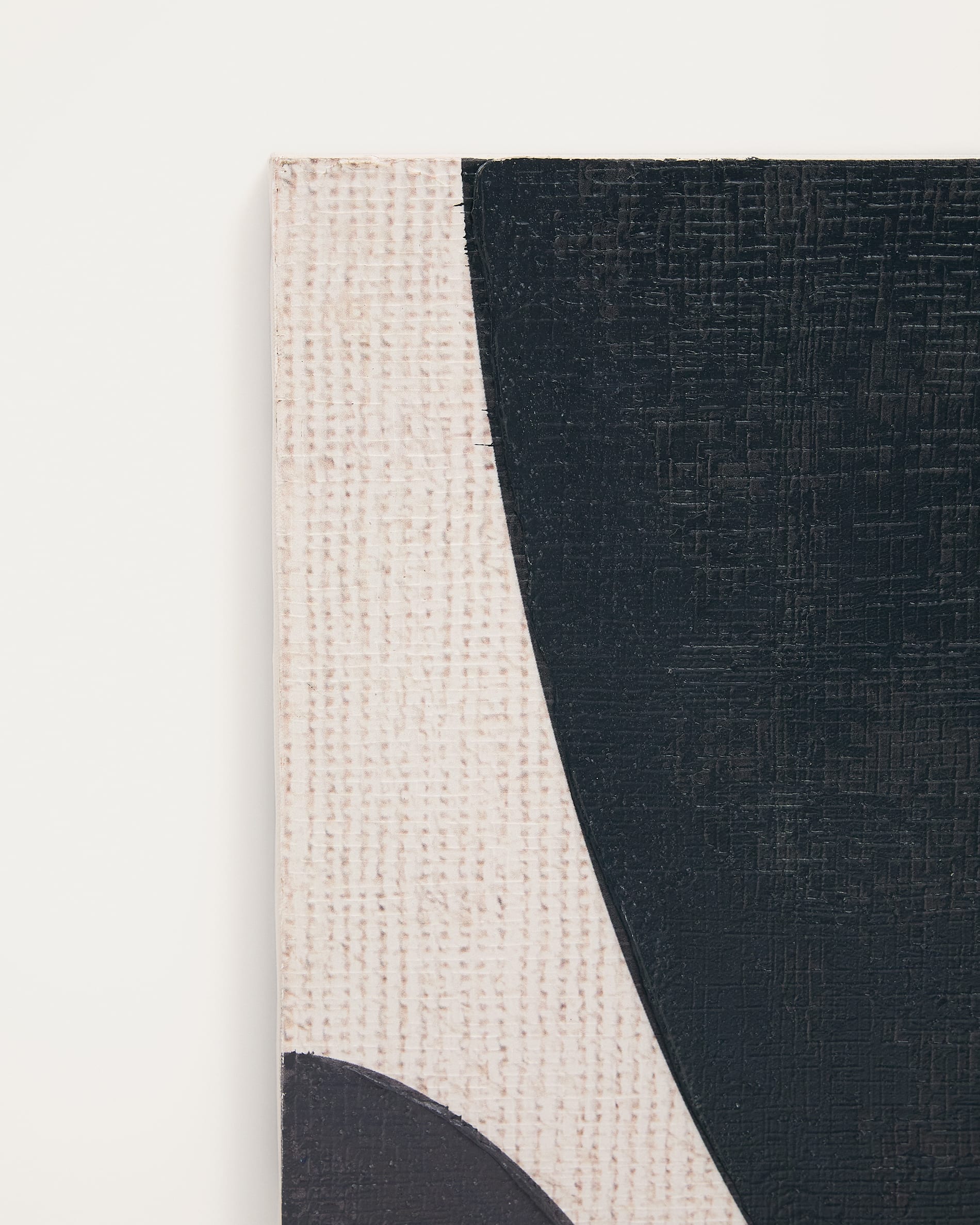 Entdecken Sie die abstrakte Leinwand Nemsa (100x80 cm) von Kave Home in Blau und Grün – ein stilvolles Kunstwerk, das jedem Raum Tiefe und Charakter verleiht.