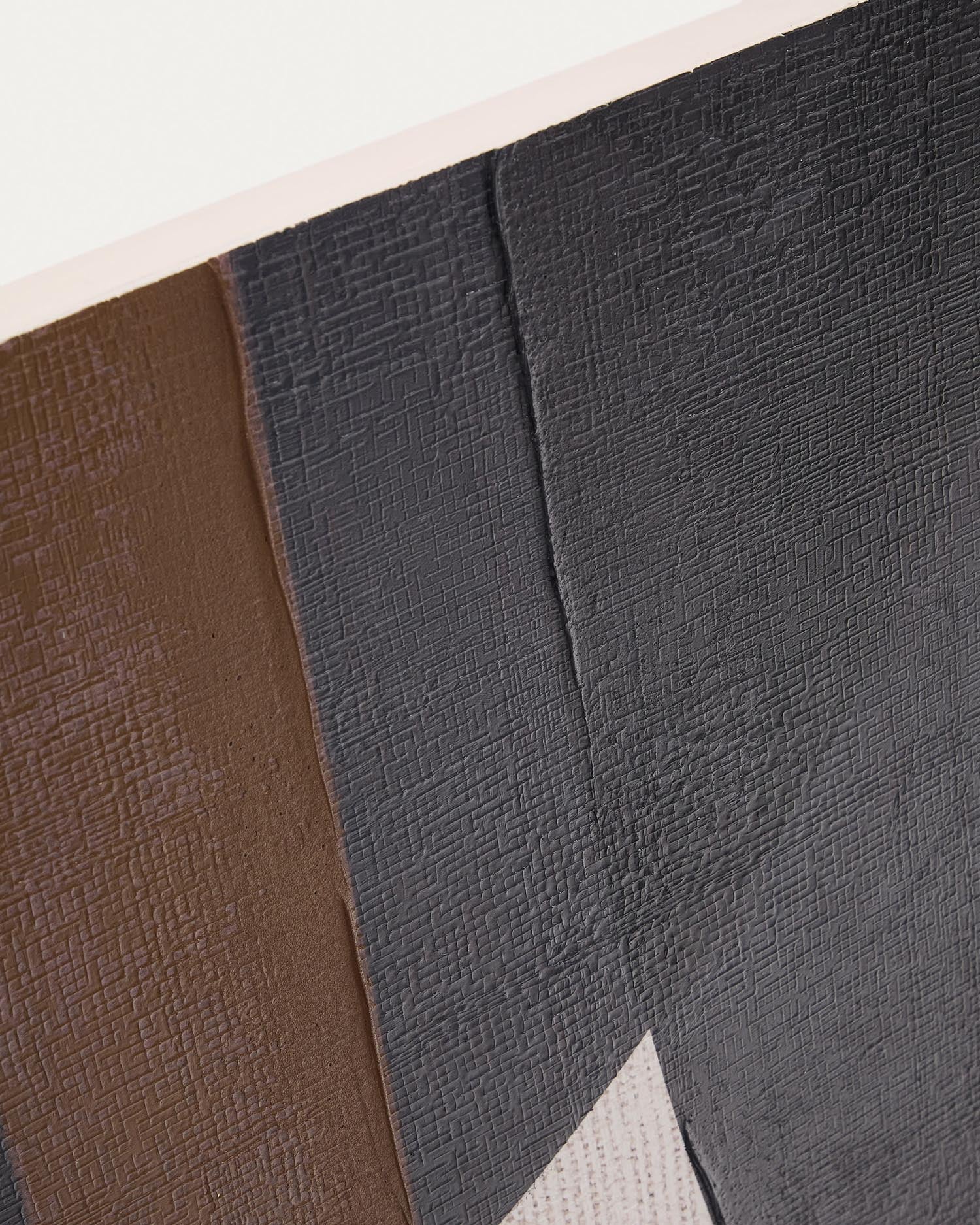 Verleihen Sie Ihrem Raum mit der 100 x 80 cm großen abstrakten Leinwand Tonol in Braun von Kave Home eine elegante Note. Ein Kunstwerk, das begeistert!