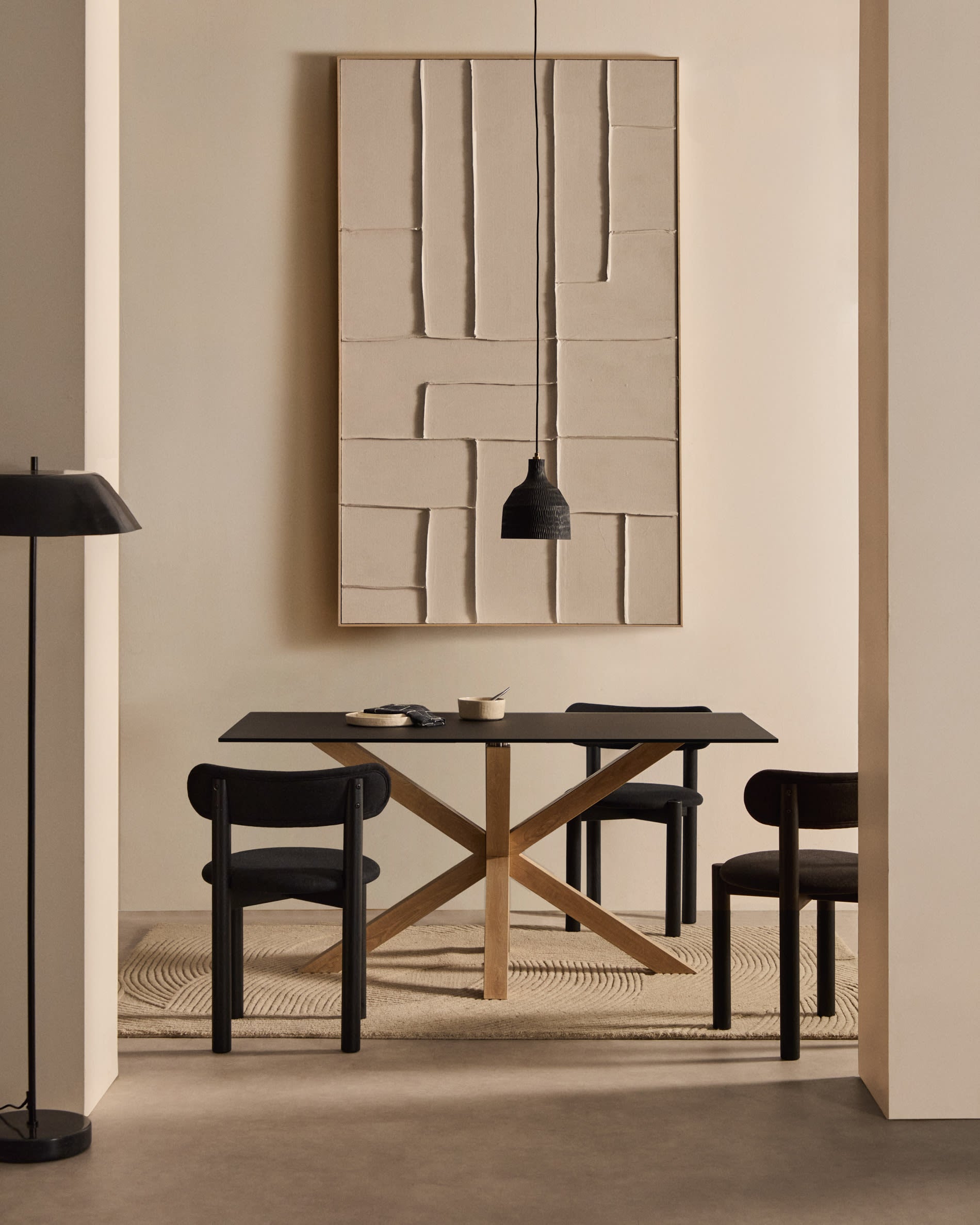 Entdecken Sie das Bild Klis von Kave Home (120 x 200 cm) aus hochwertigem Leinen, das mit eleganten geometrischen Formen Ihre Wände stilvoll bereichert.