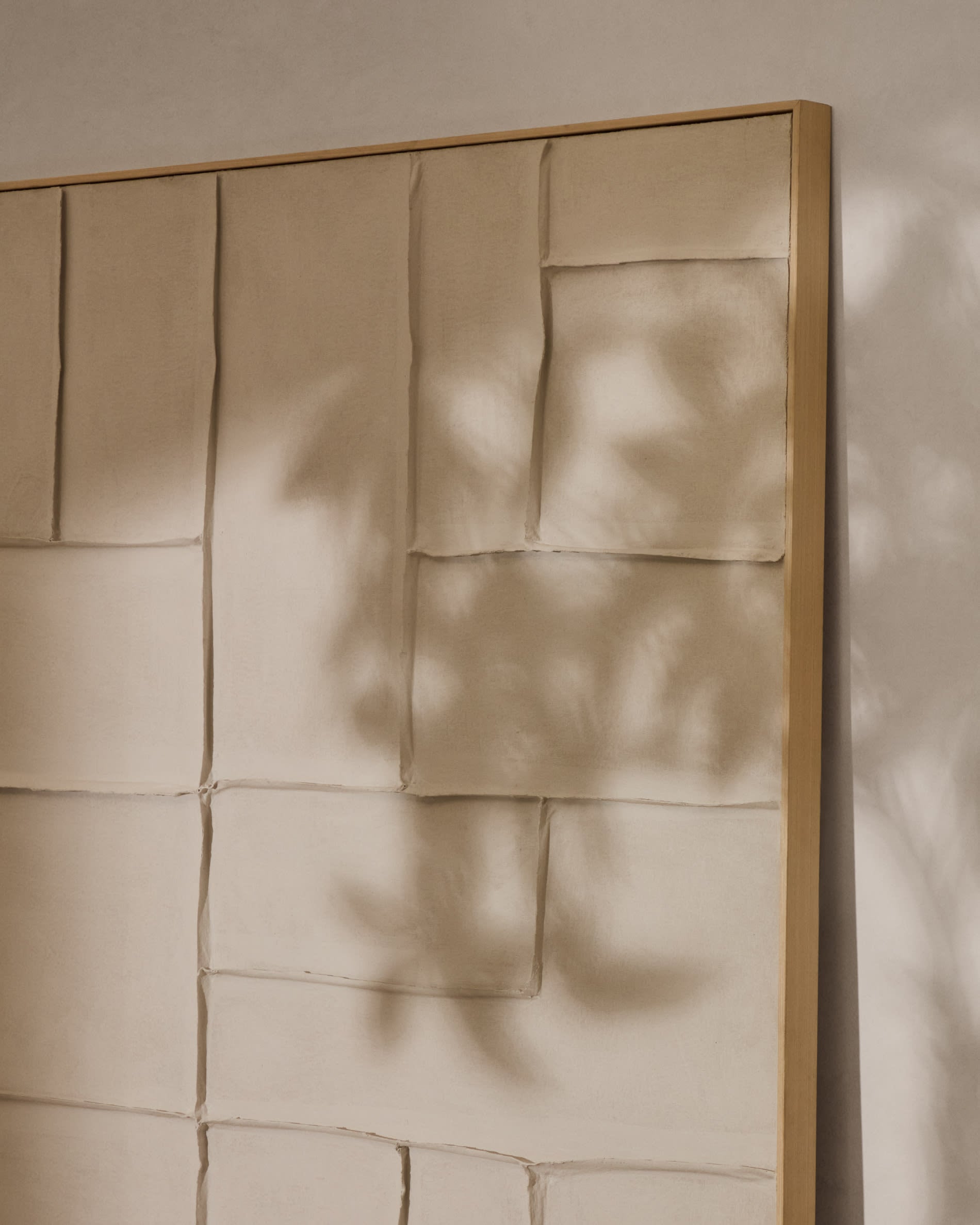 Entdecken Sie das Bild Klis (120 x 200 cm) von Kave Home – ein elegantes Leinenkunstwerk mit stilvollen geometrischen Mustern, das jeden Raum bereichert.